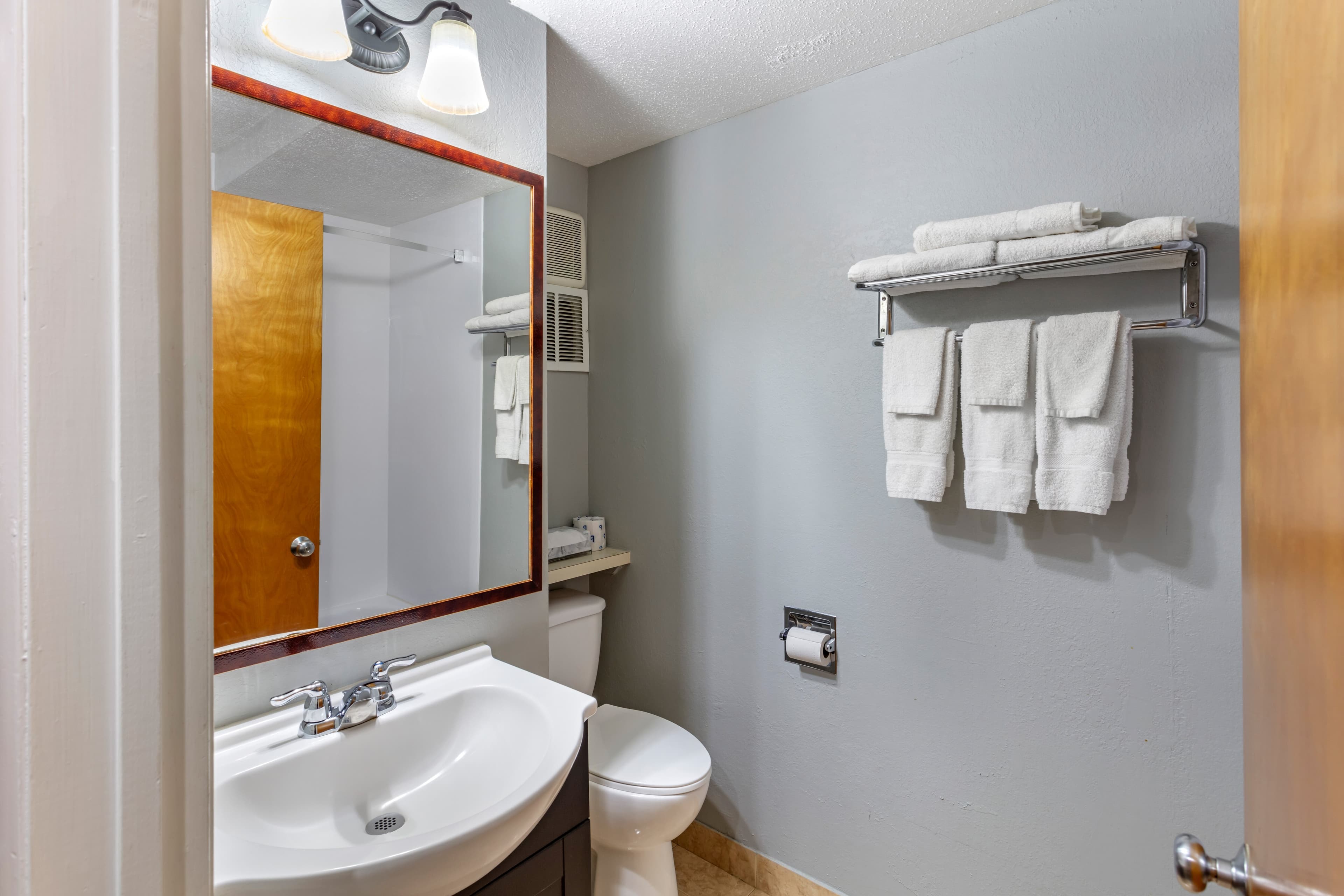 Econo Lodge Inn & Suites Old Saybrook - Westbrook — 20