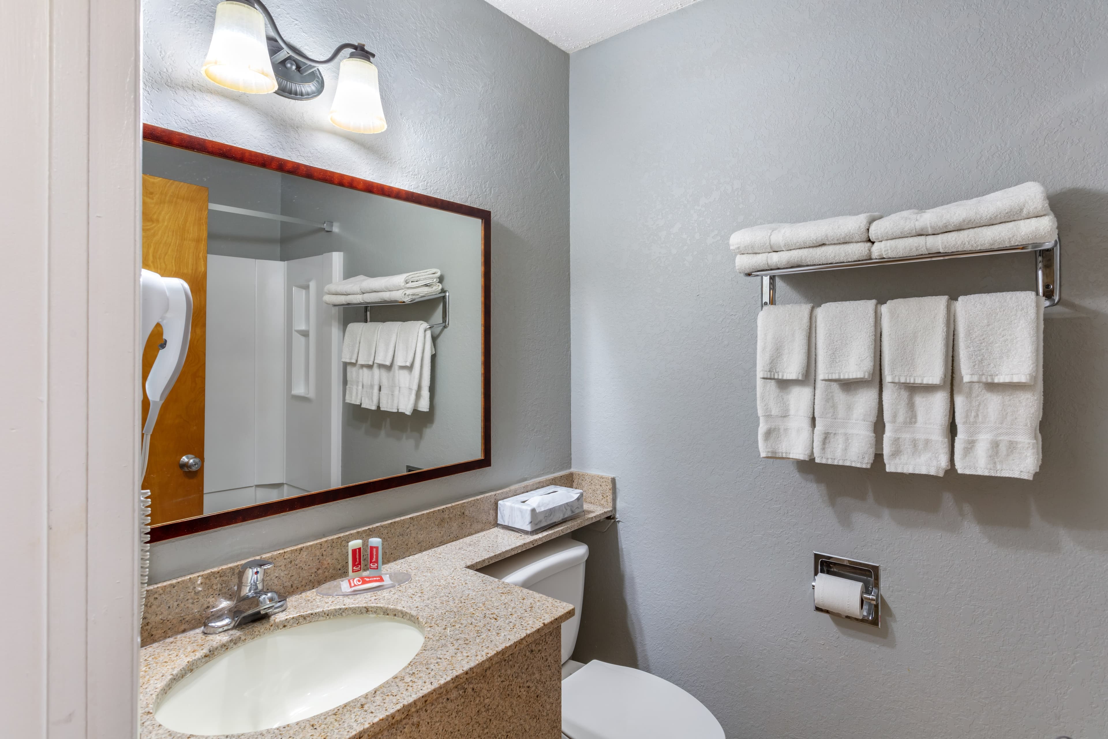 Econo Lodge Inn & Suites Old Saybrook - Westbrook — 25