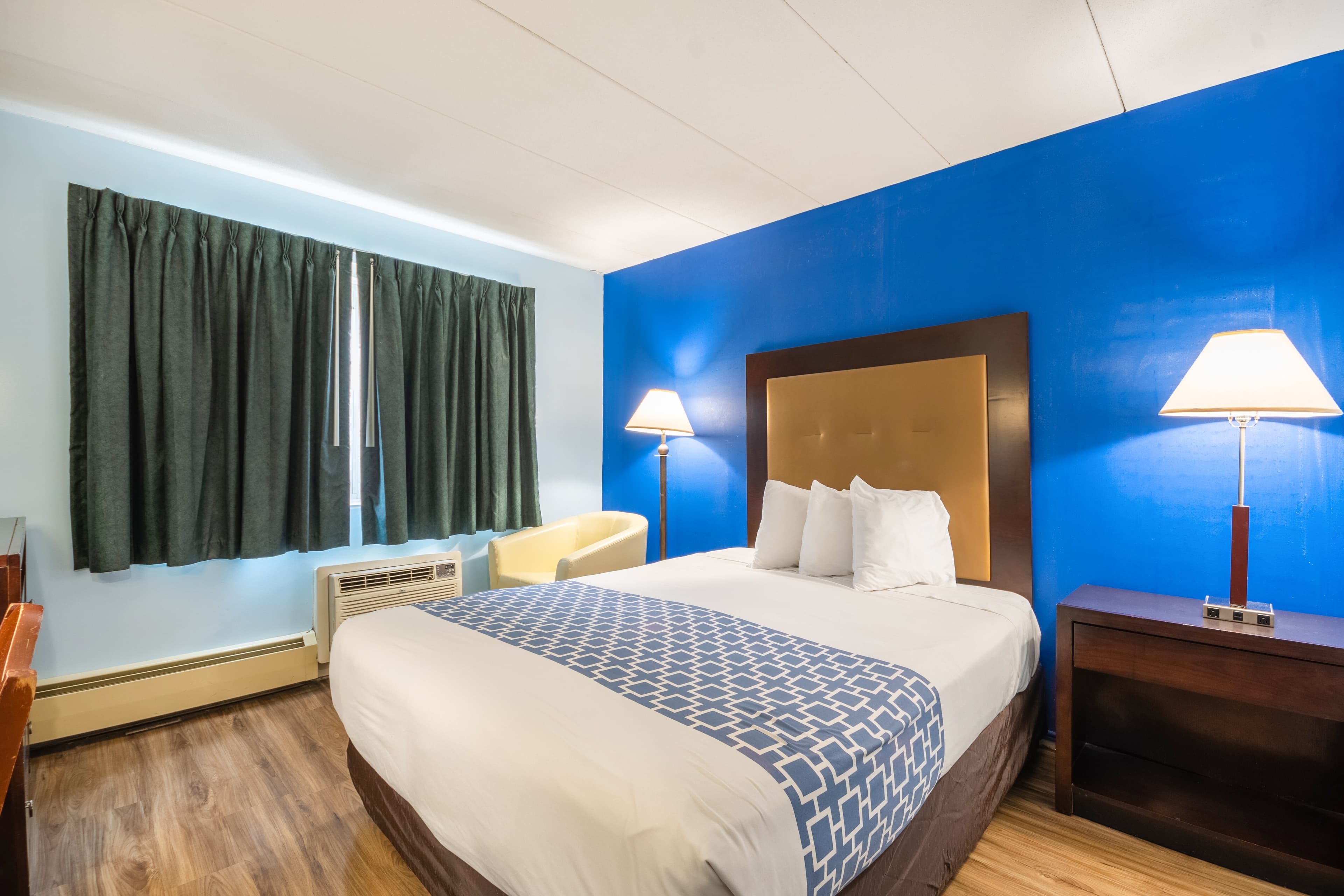 Econo Lodge Inn & Suites Windsor Locks Bradley Airport - Image 3