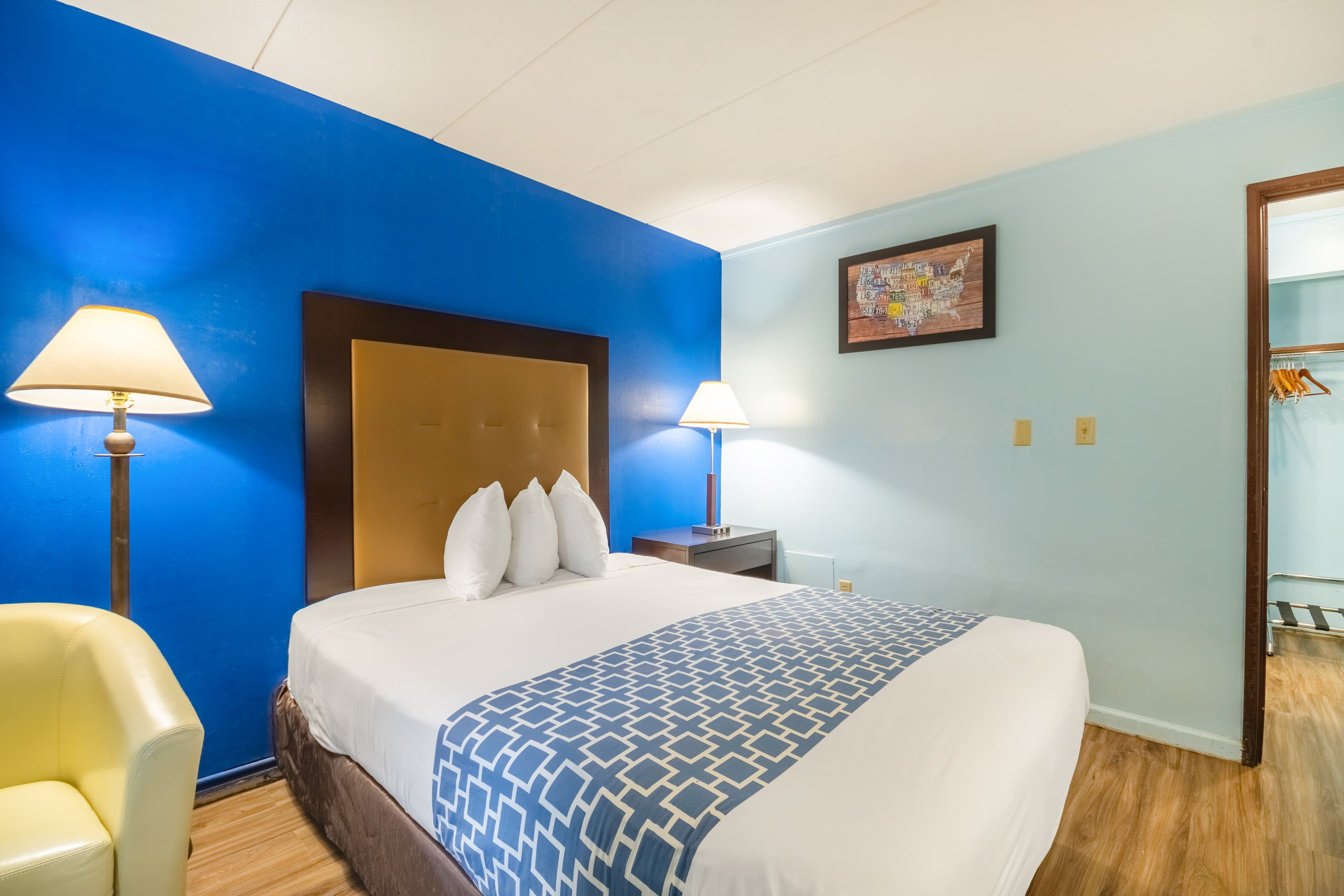 Econo Lodge Inn & Suites Windsor Locks Bradley Airport - Image 4
