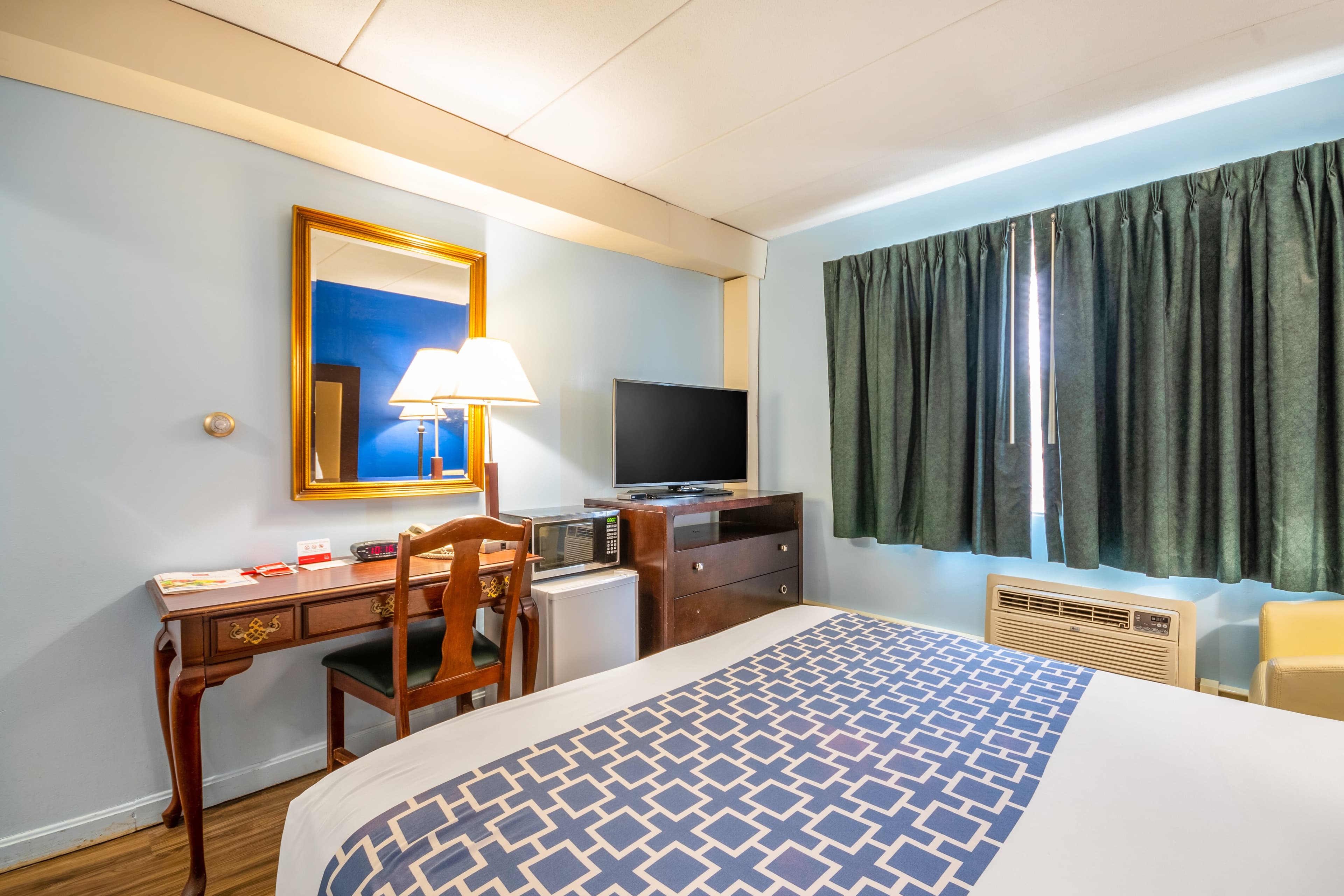 Econo Lodge Inn & Suites Windsor Locks Bradley Airport — 6