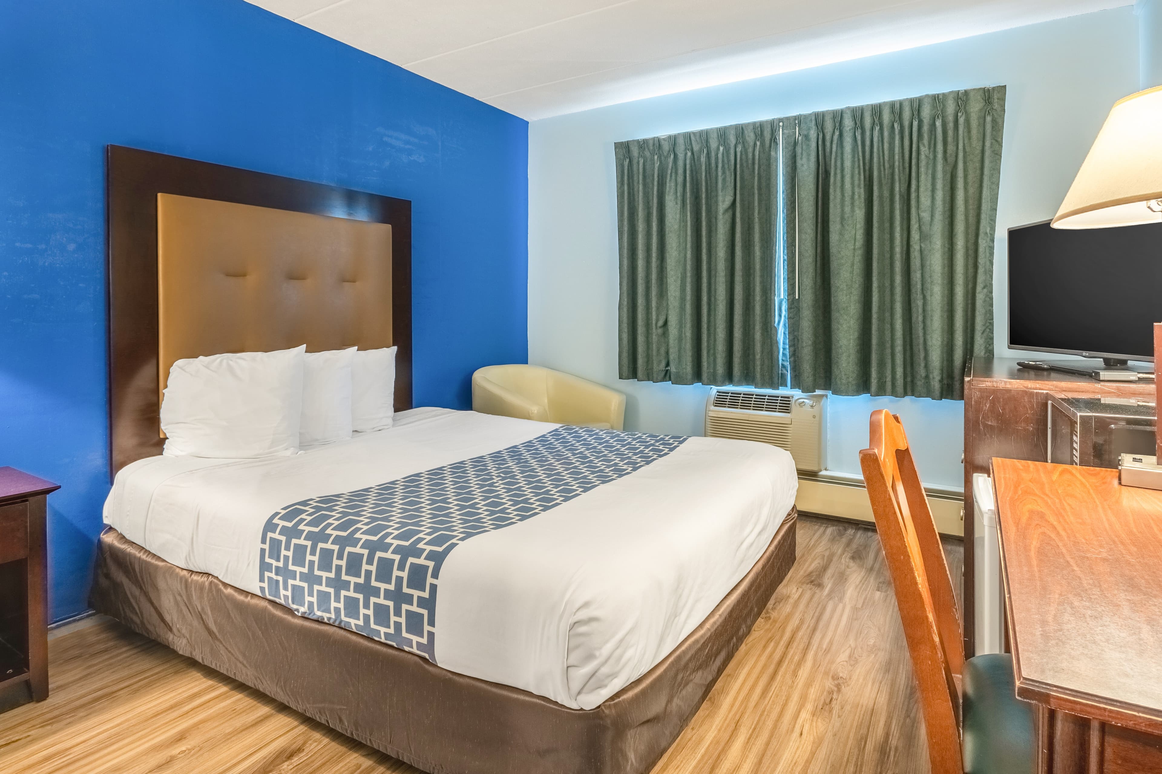 Econo Lodge Inn & Suites Windsor Locks Bradley Airport - Image 1