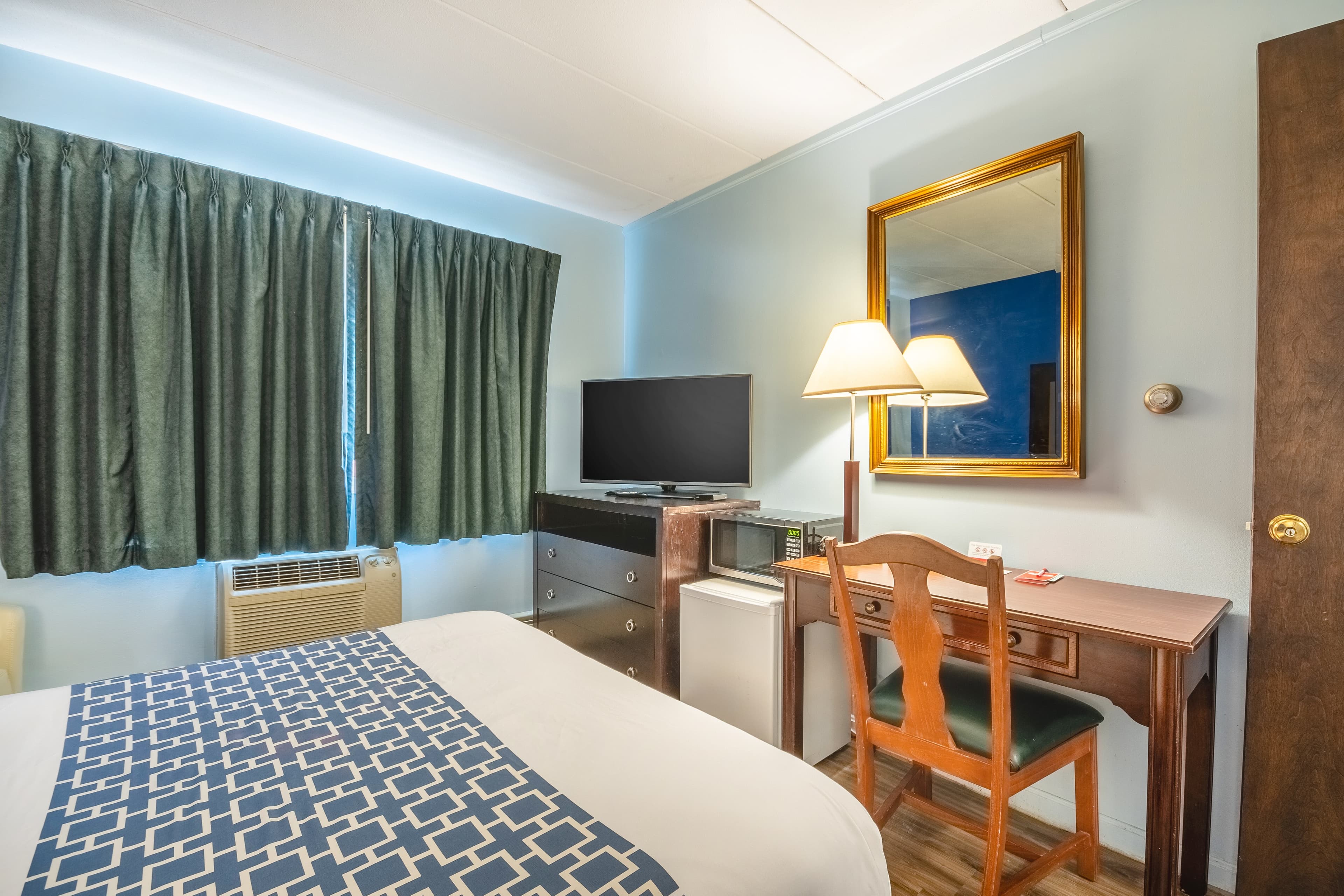 Econo Lodge Inn & Suites Windsor Locks Bradley Airport - Image 5
