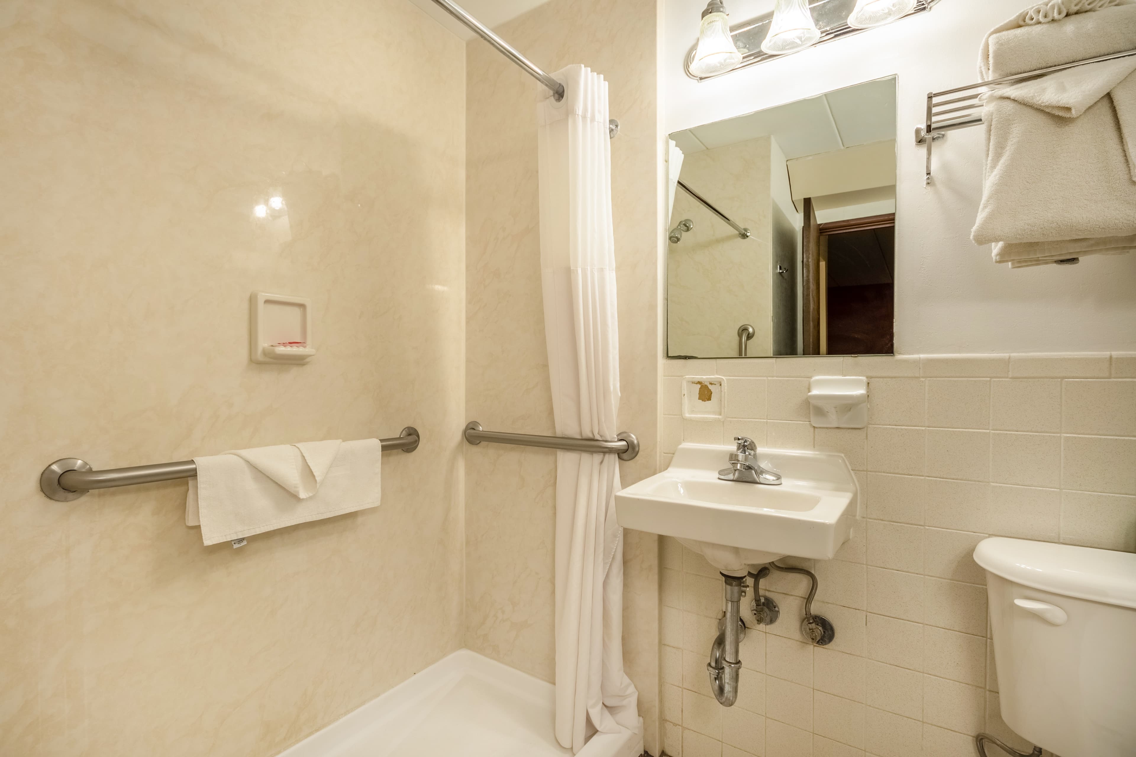 Econo Lodge Inn & Suites Windsor Locks Bradley Airport — 19