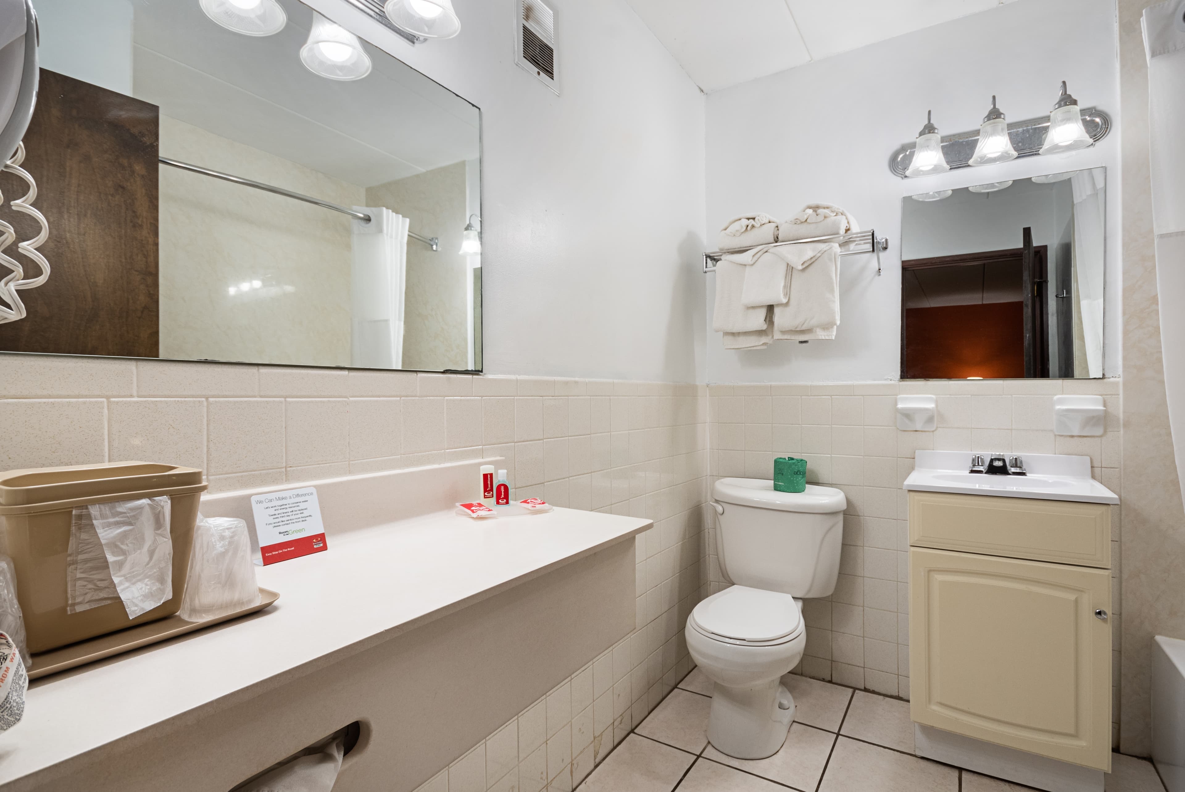 Econo Lodge Inn & Suites Windsor Locks Bradley Airport — 8