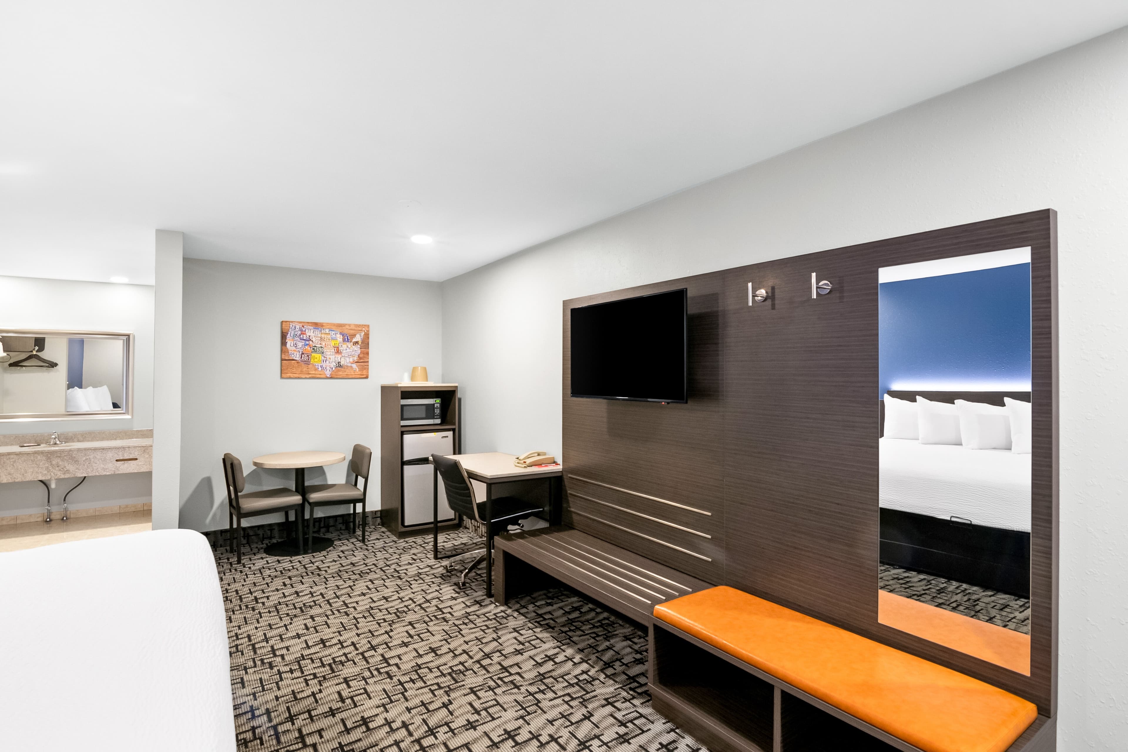Econo Lodge Bethel - Danbury - Image 3