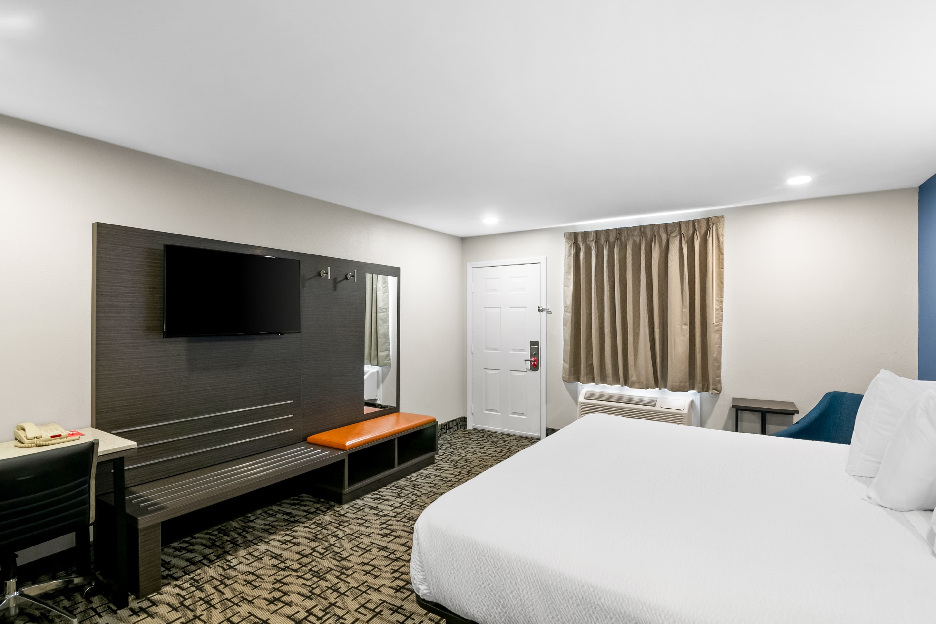 Econo Lodge Bethel - Danbury - Image 4
