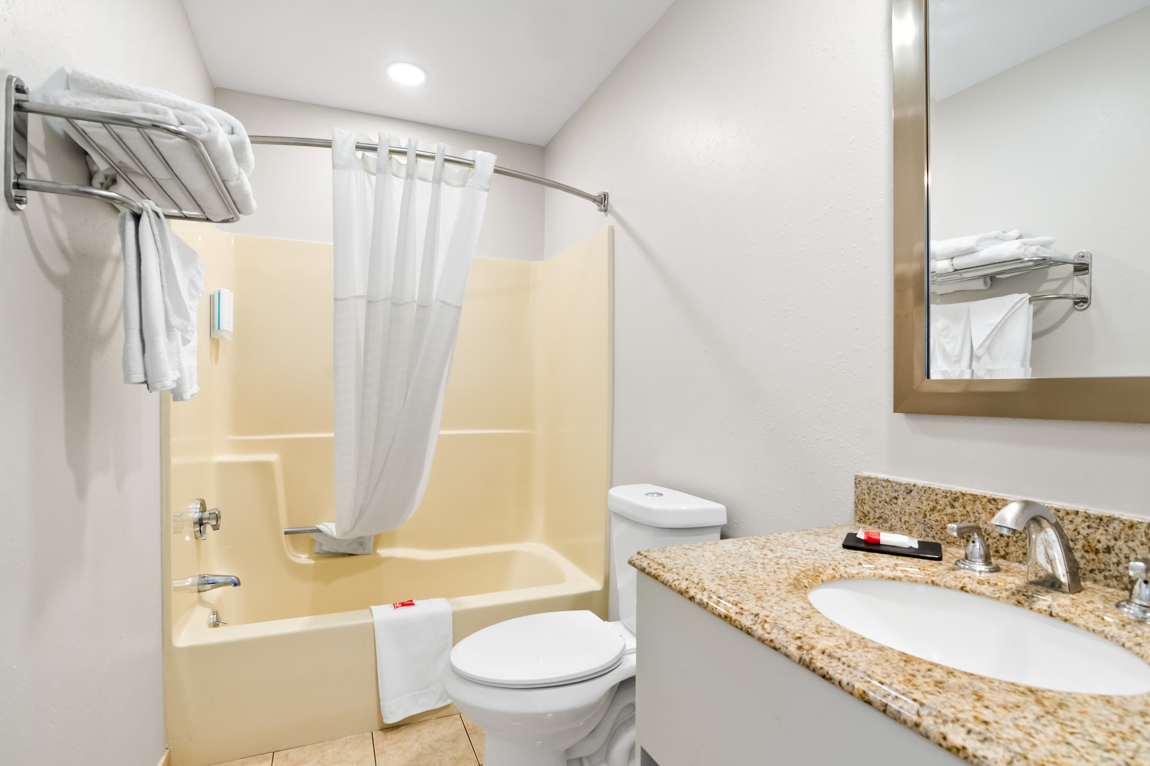 Econo Lodge Bethel - Danbury — 13
