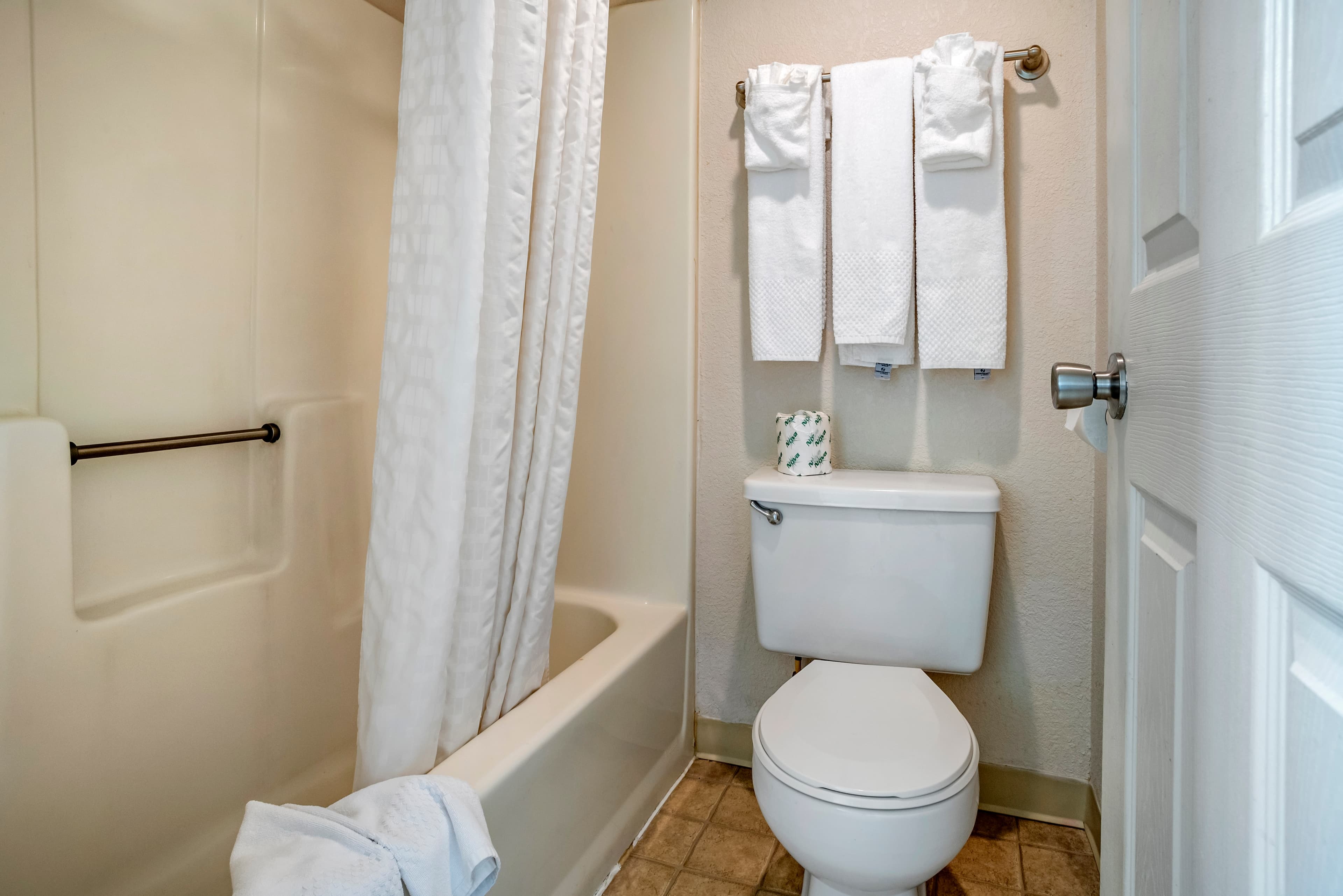 Econo Lodge Inn & Suites Rehoboth Beach — 5