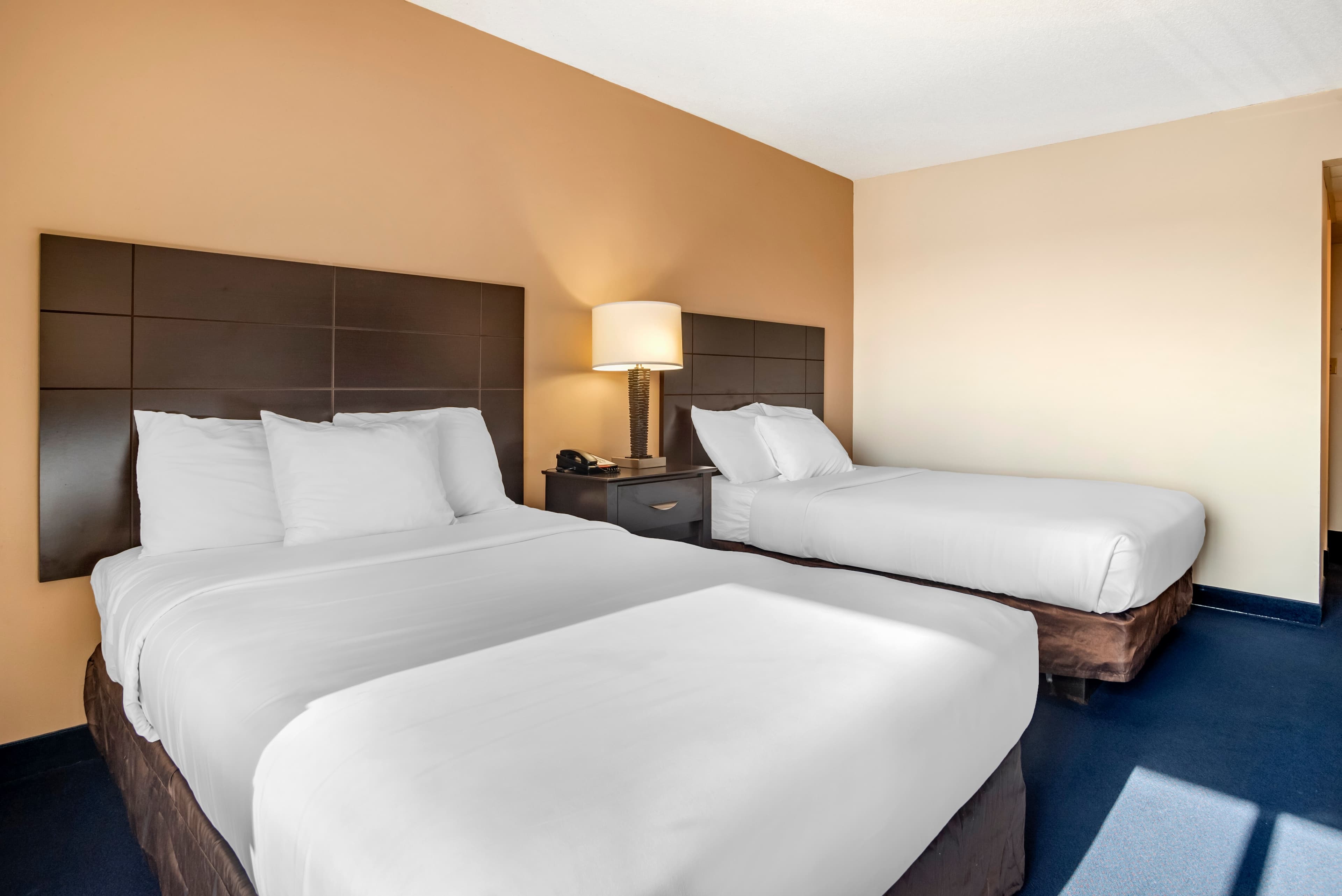 Econo Lodge Inn & Suites Rehoboth Beach — 8