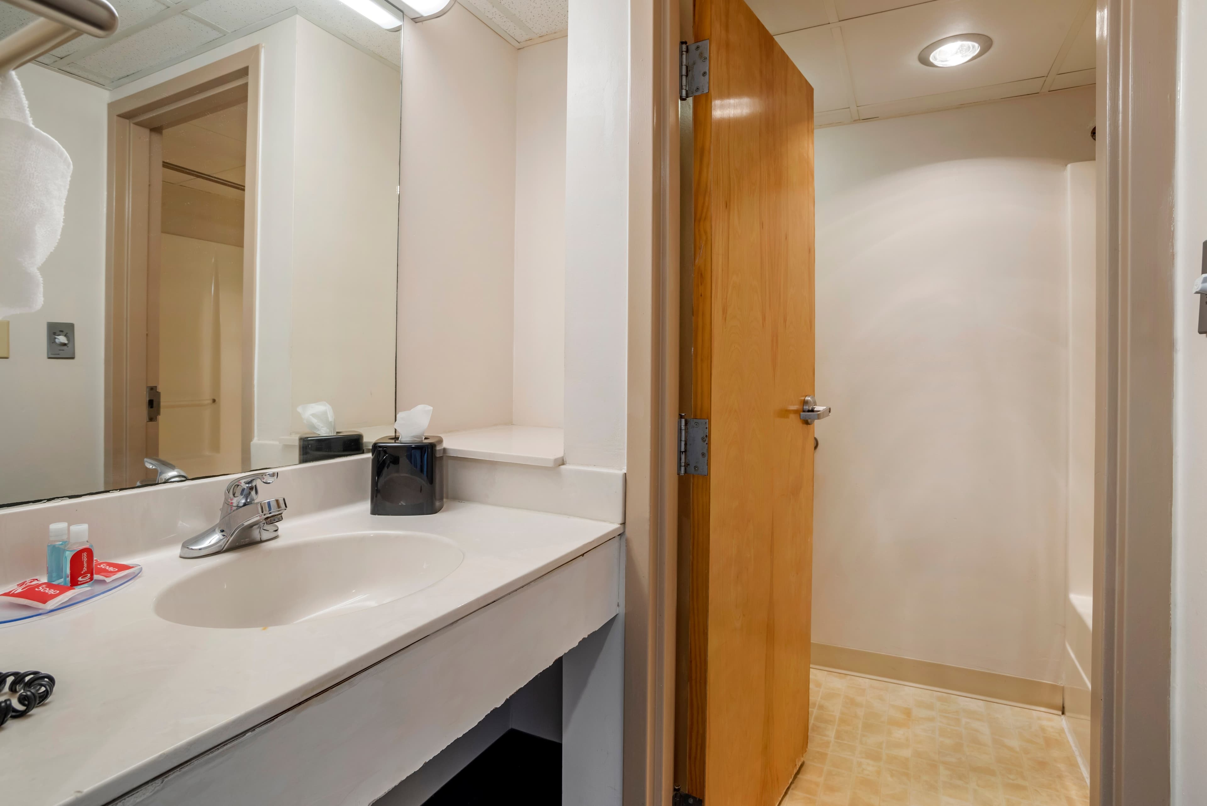Econo Lodge Inn & Suites Rehoboth Beach — 9