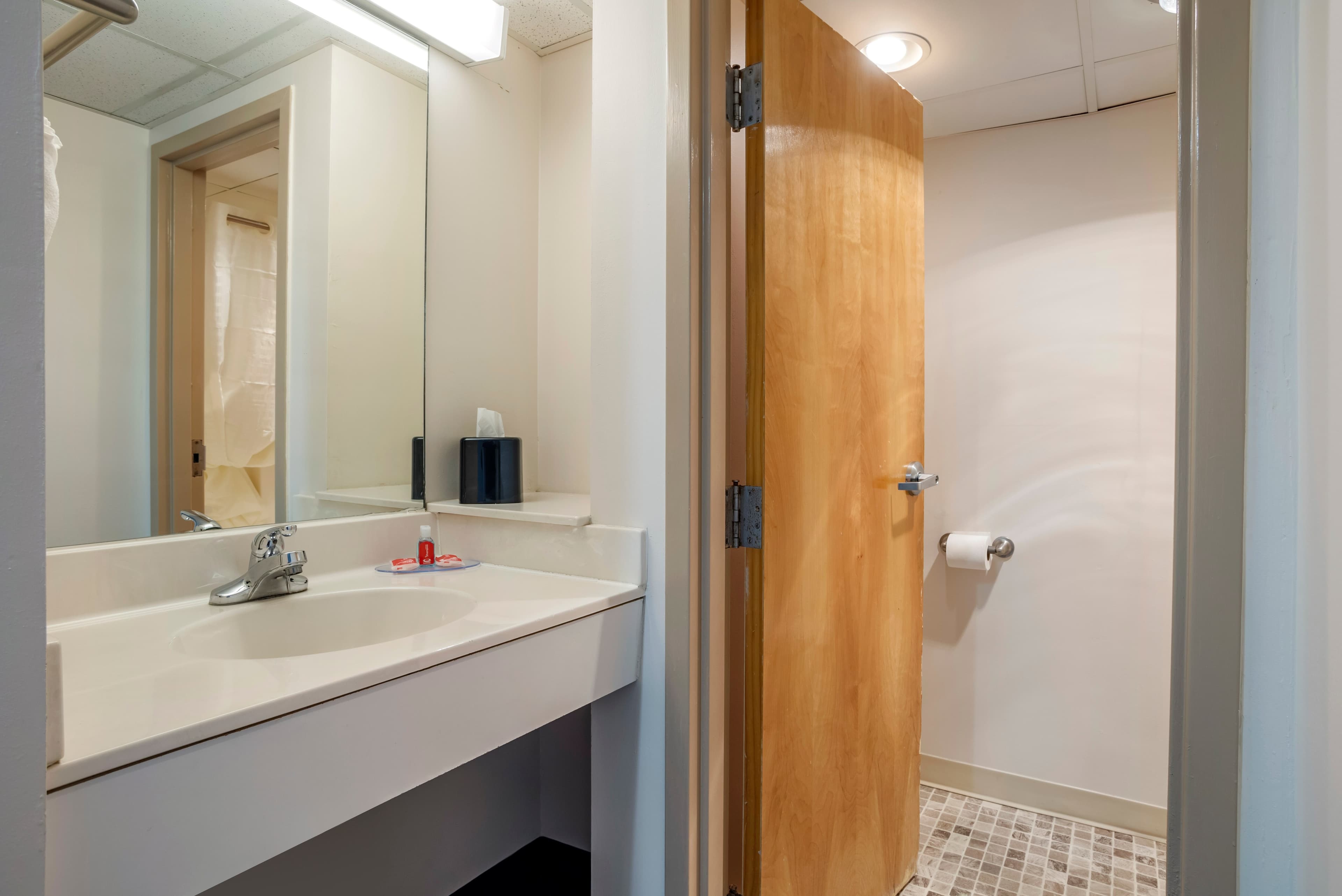 Econo Lodge Inn & Suites Rehoboth Beach — 13