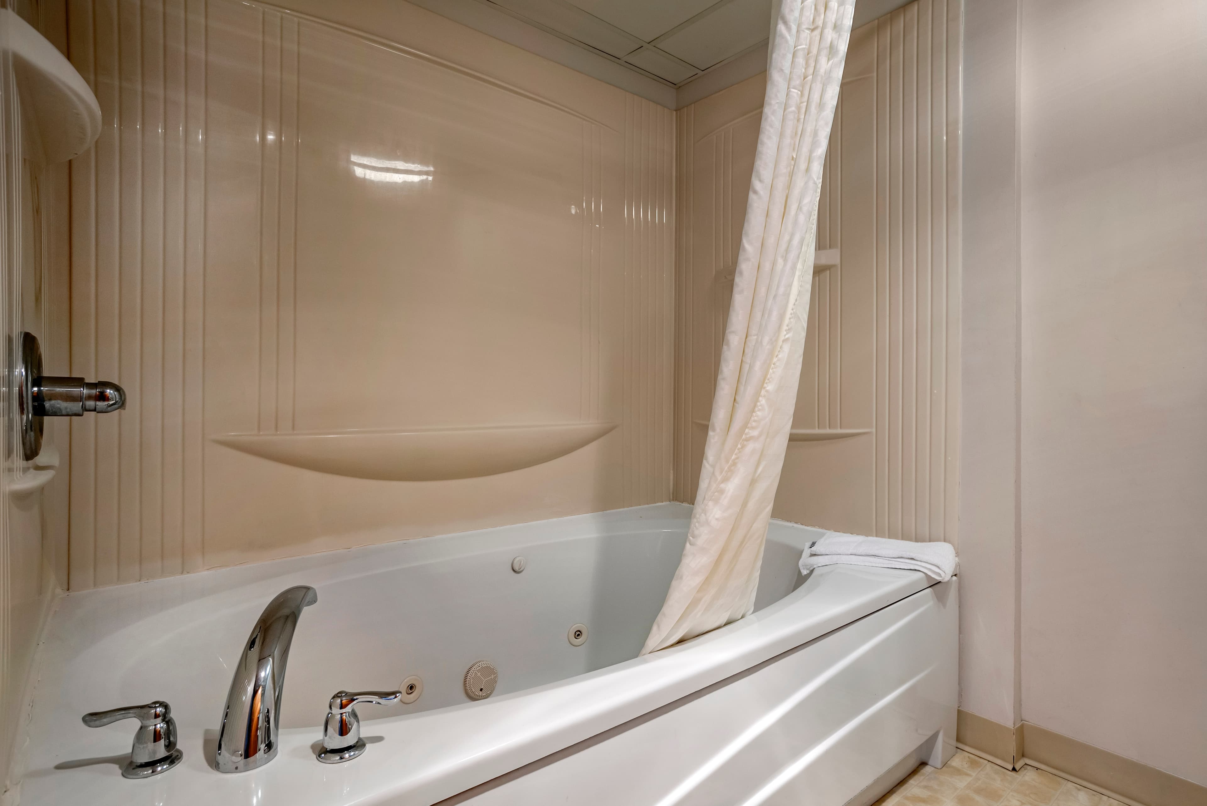 Econo Lodge Inn & Suites Rehoboth Beach — 21