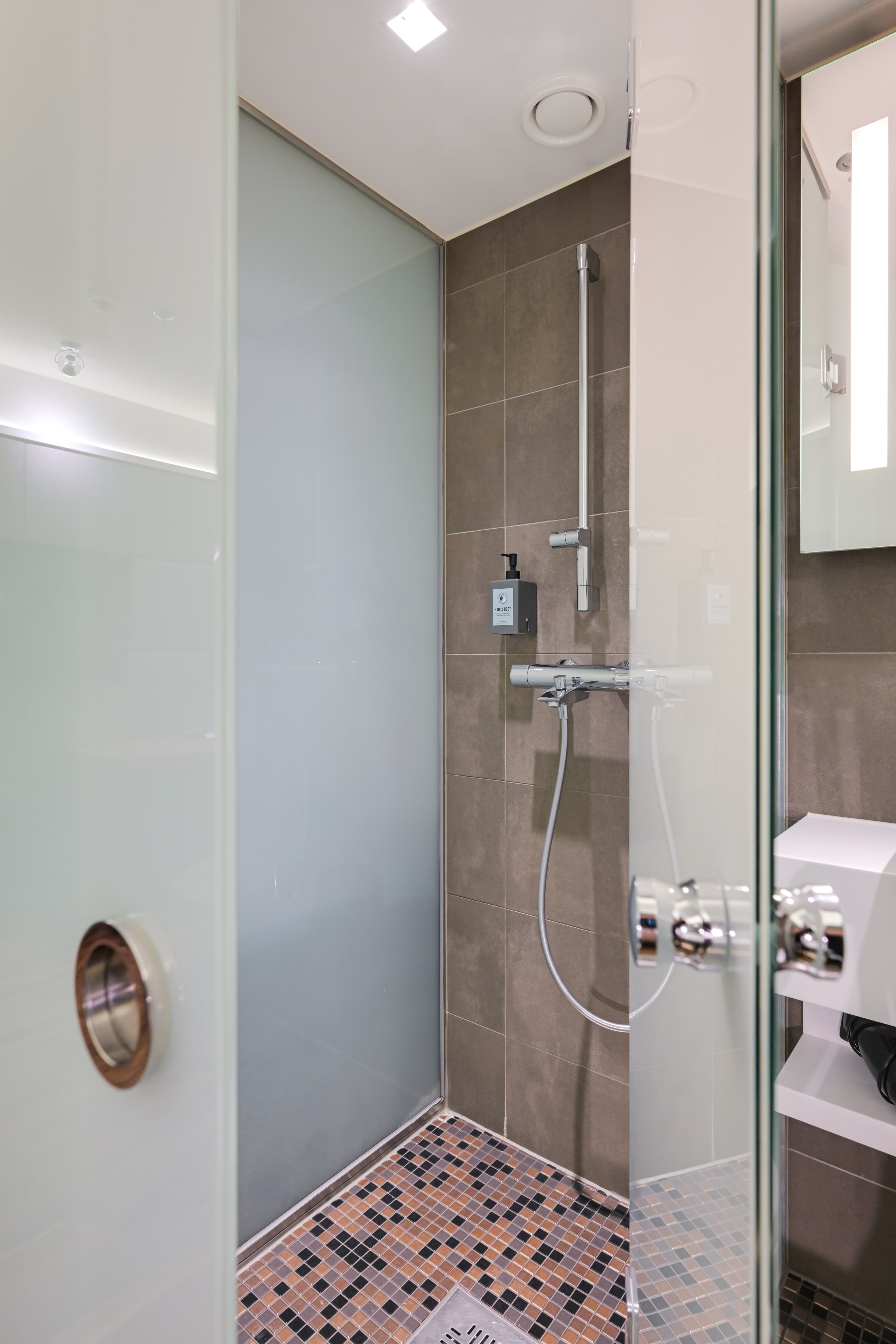 Comfort Hotel Xpress Helsinki Airport Terminal — 6