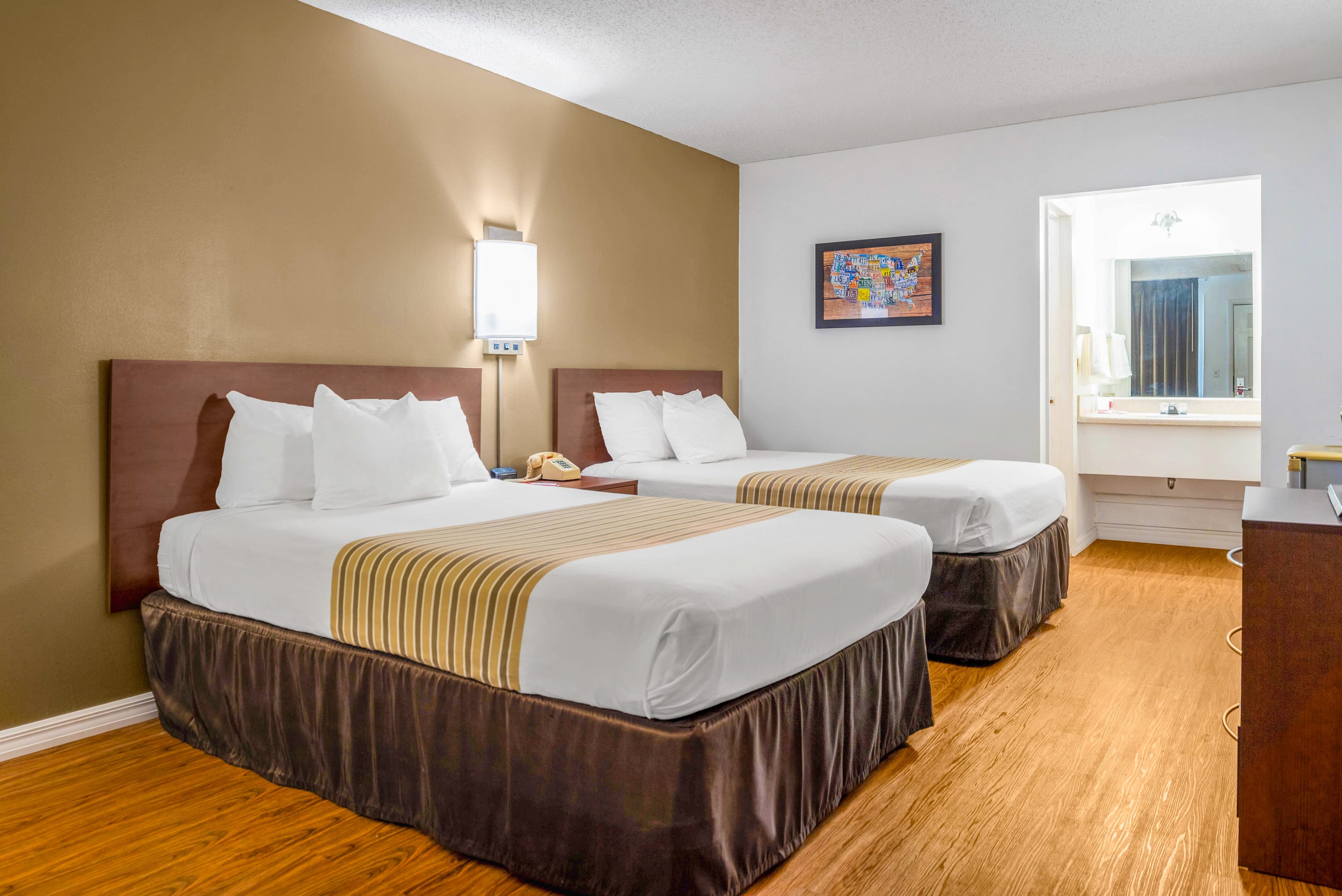 Econo Lodge Crystal River - Image 2
