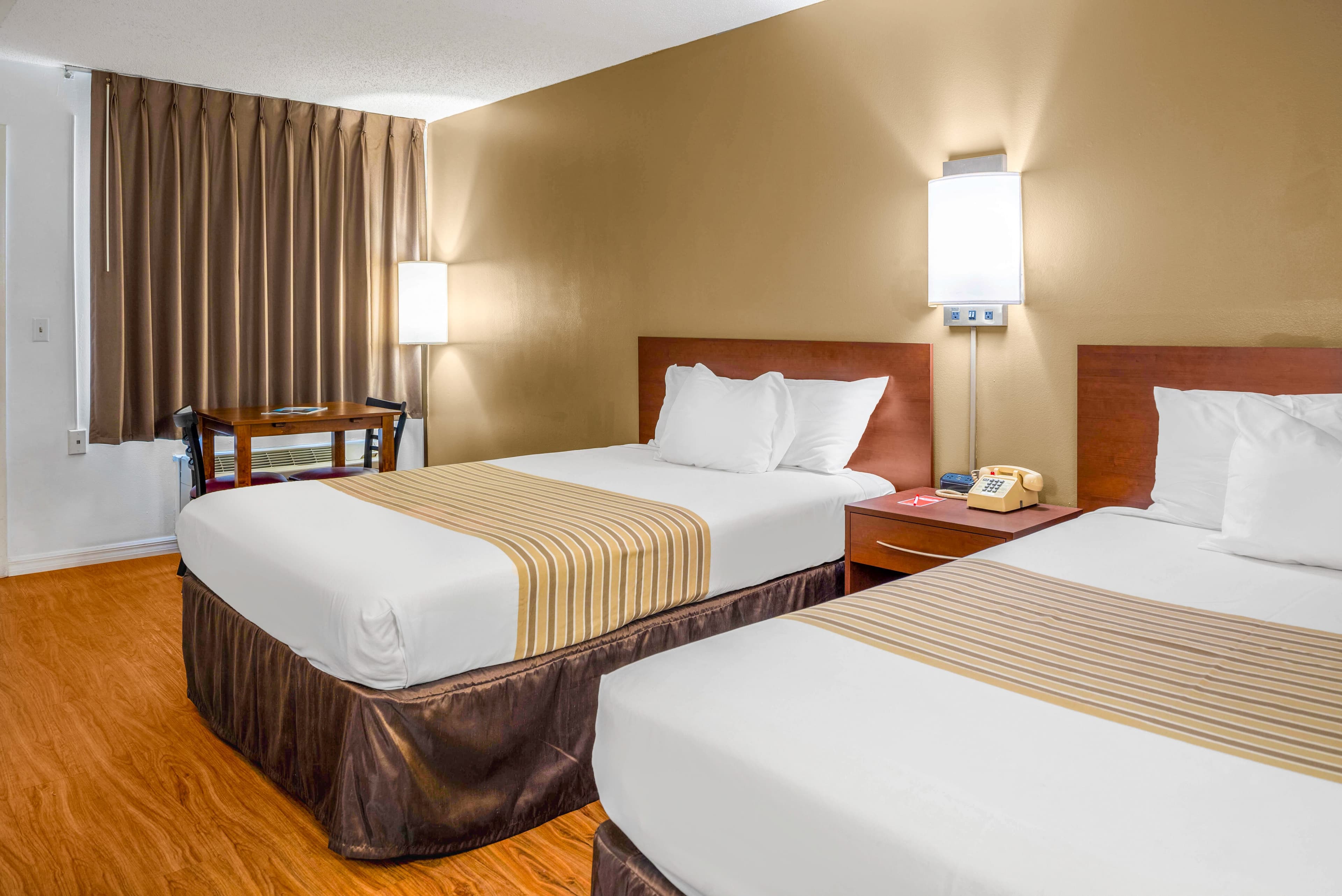 Econo Lodge Crystal River - Image 4