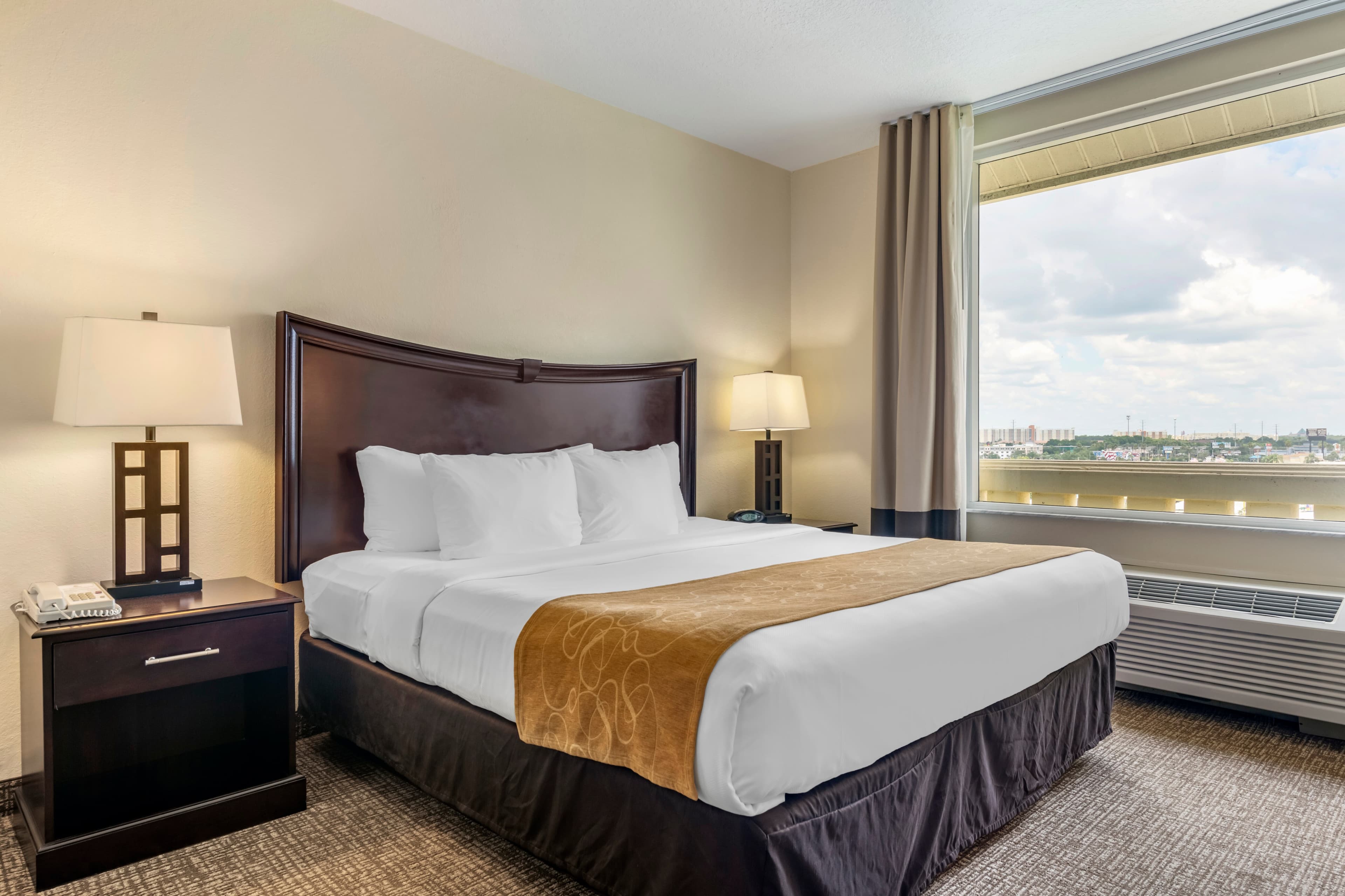 Comfort Suites Maingate East - Image 2