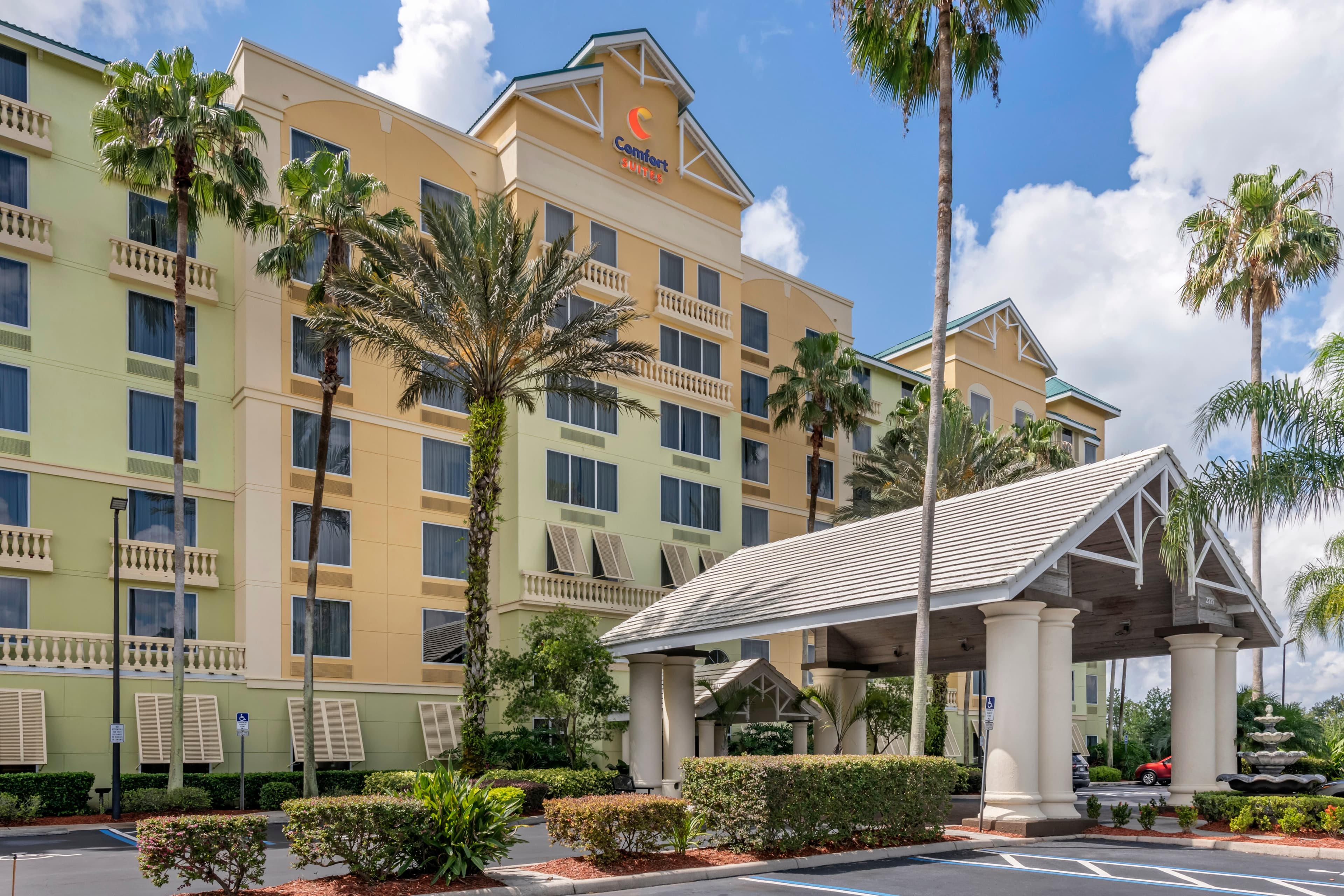 Comfort Suites Maingate East - Image 1
