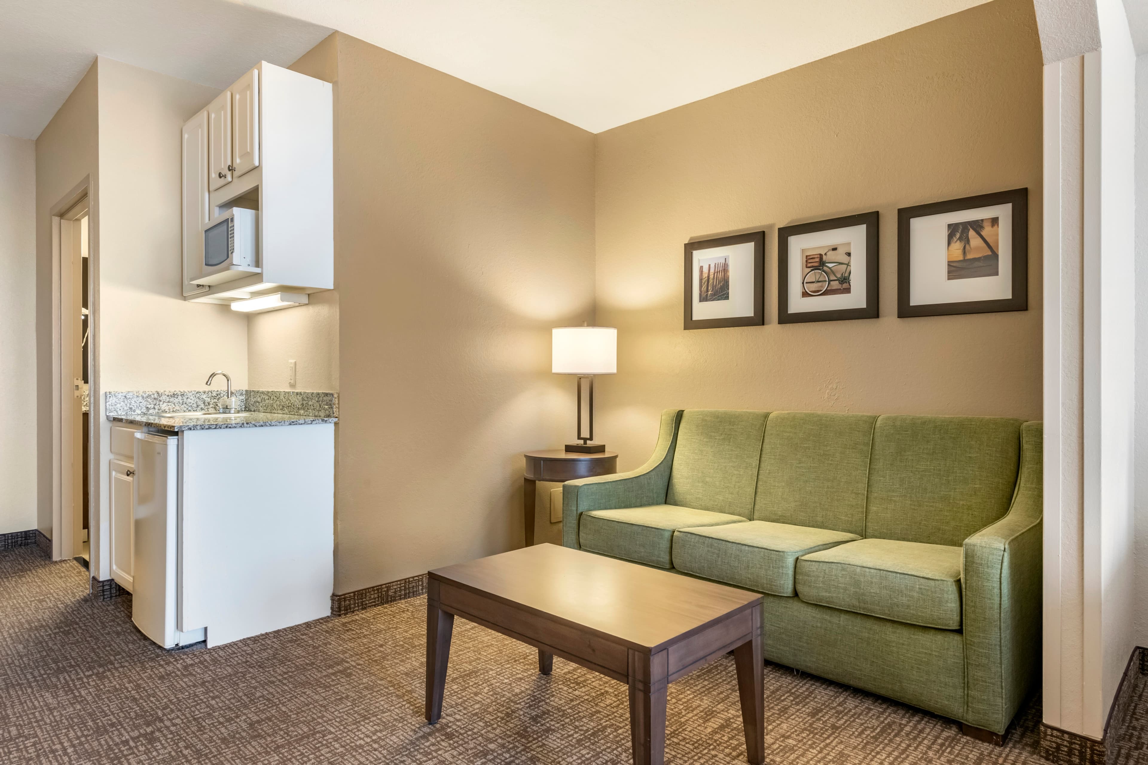 Comfort Suites Maingate East - Image 4