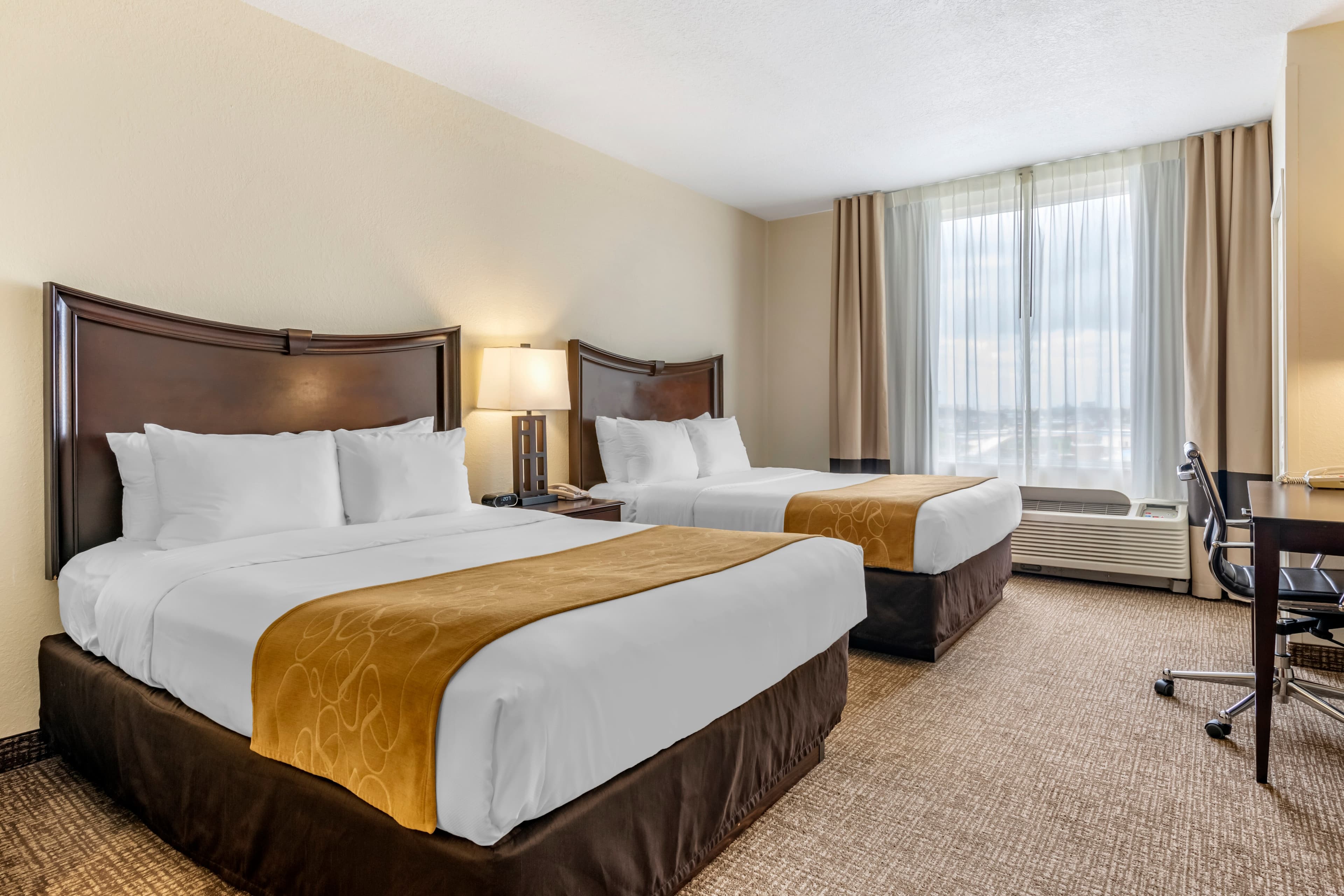 Comfort Suites Maingate East — 20