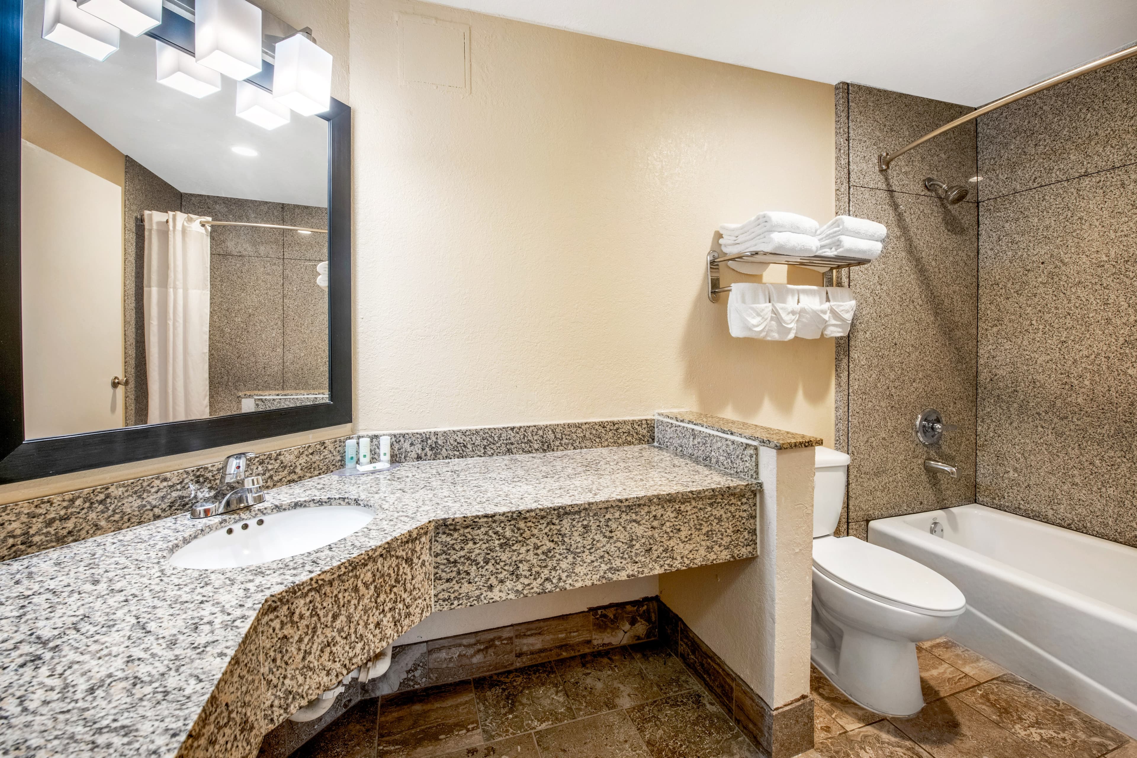 Quality Inn & Suites Jacksonville-Baymeadows — 15