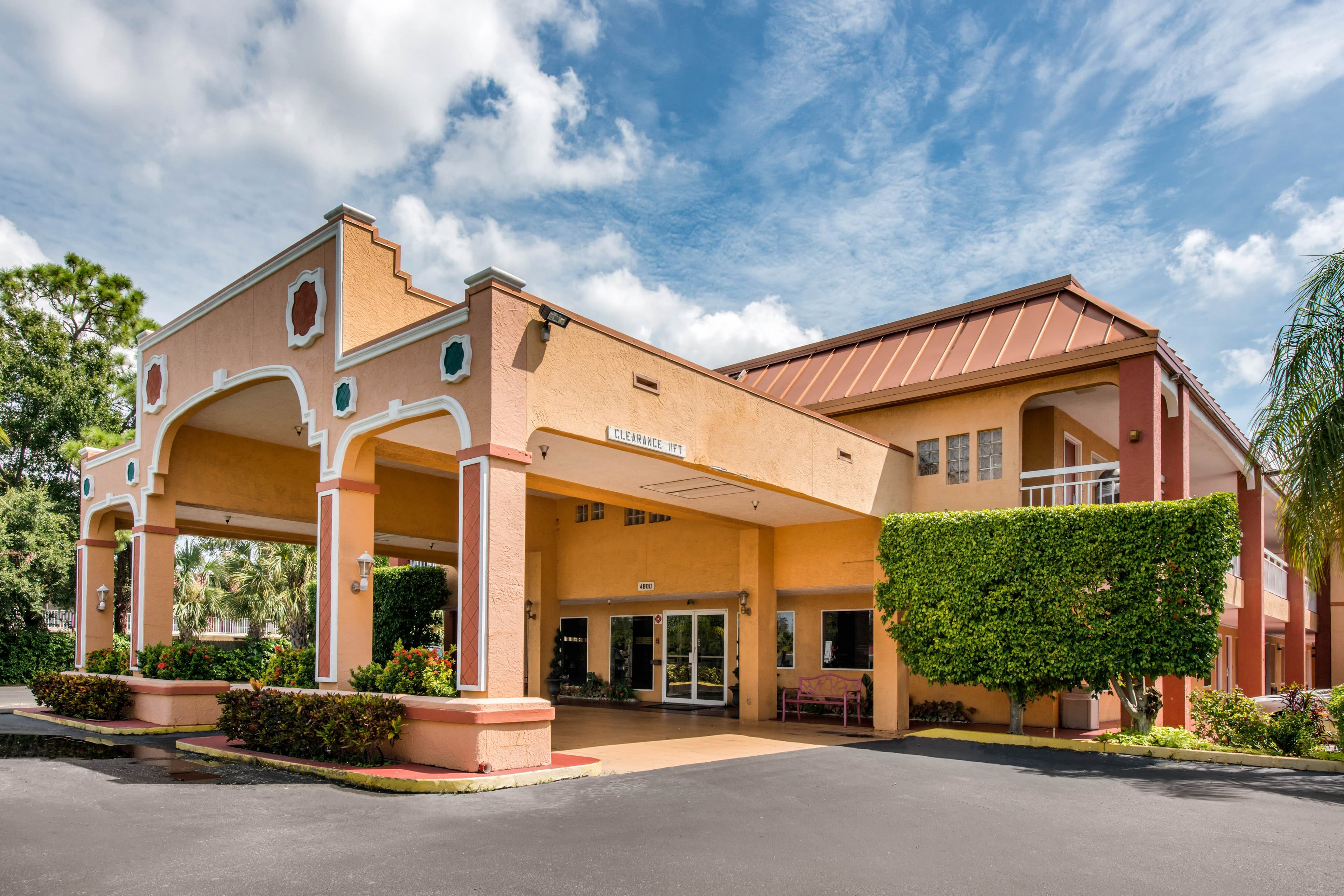 Quality Inn Sarasota North Near Lido Key Beach - Image 1