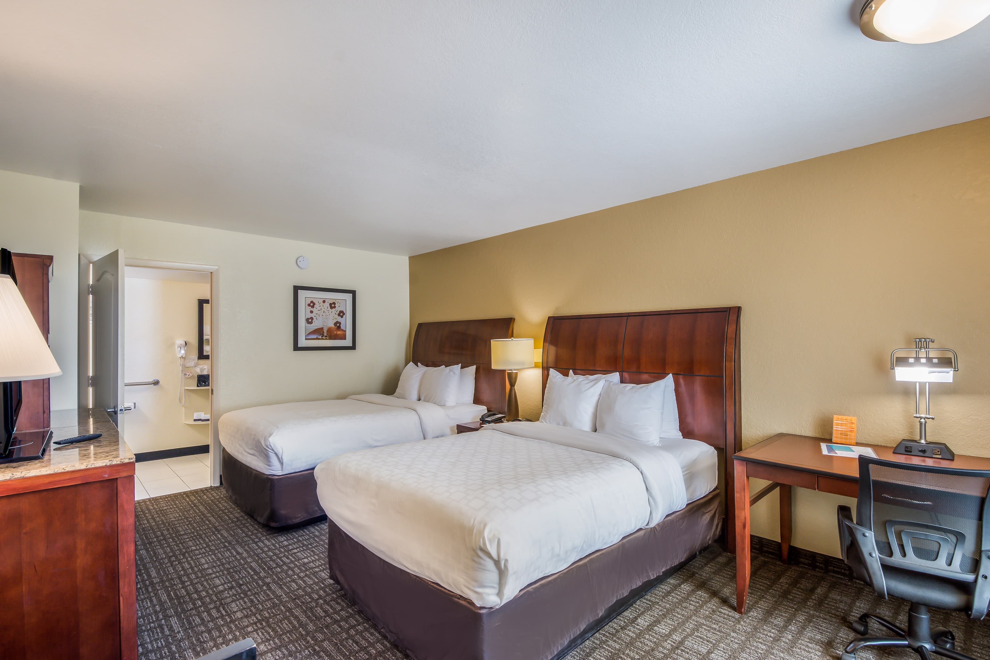 Clarion Inn & Suites Central Clearwater Beach — 12