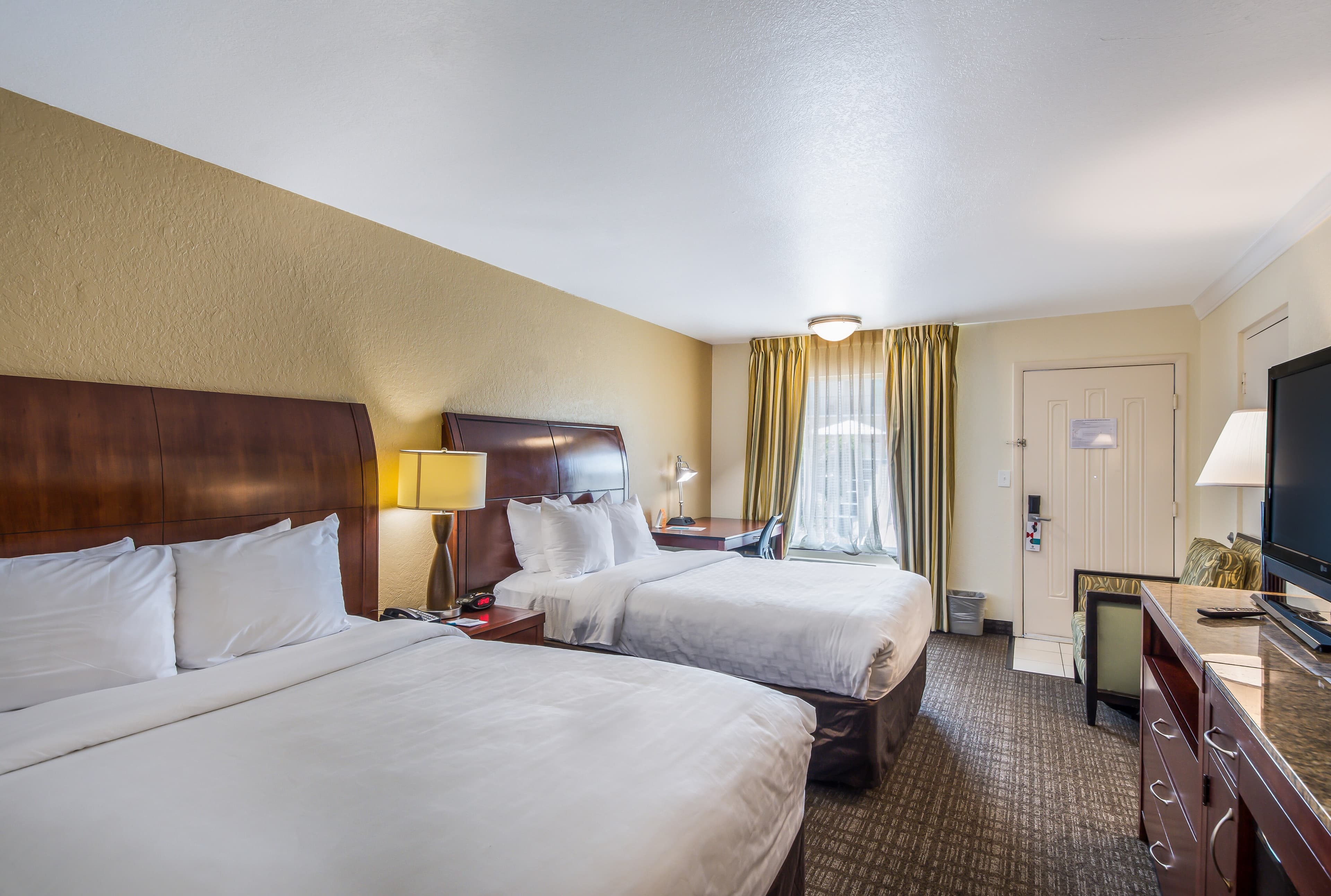 Clarion Inn & Suites Central Clearwater Beach — 13