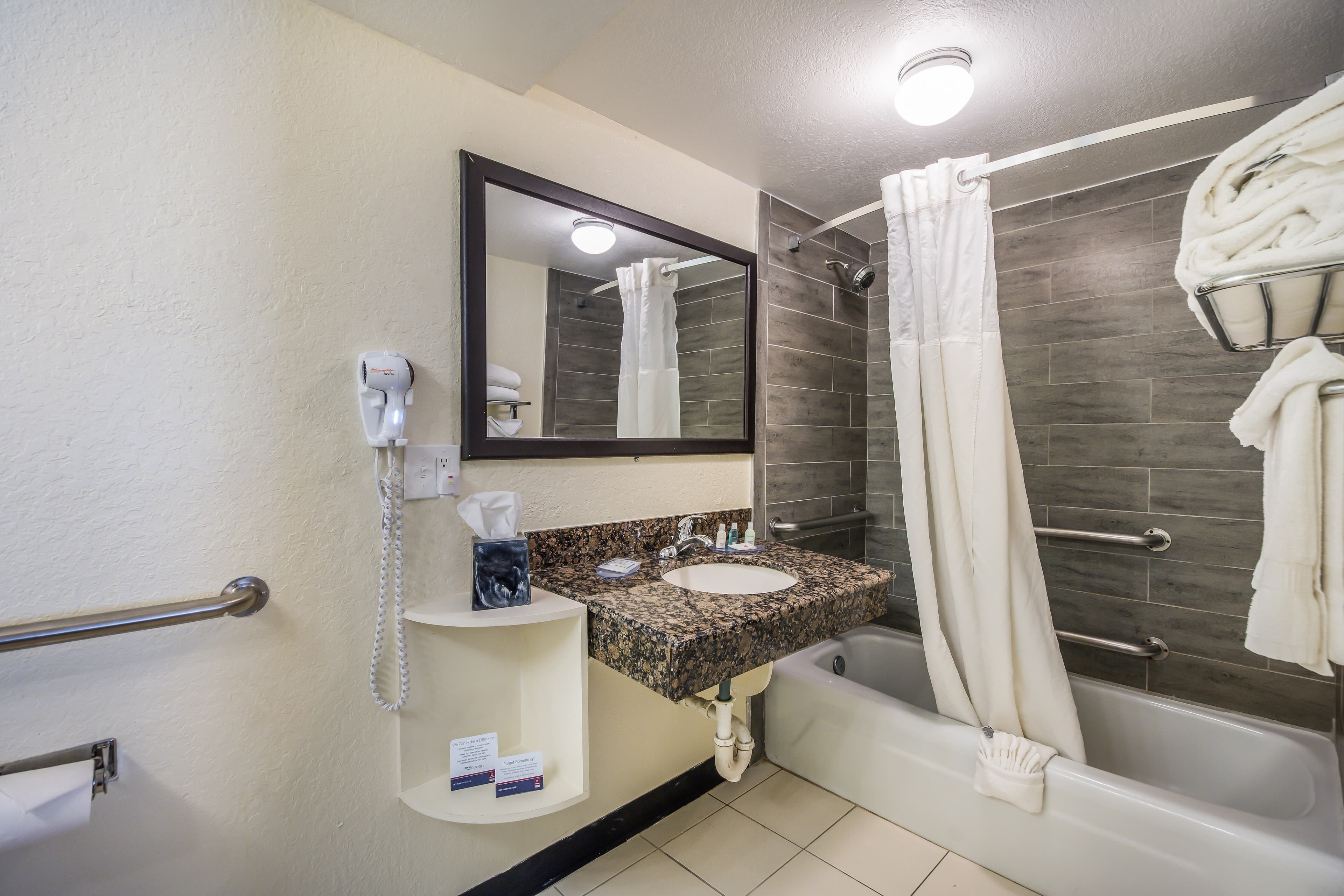 Clarion Inn & Suites Central Clearwater Beach — 10