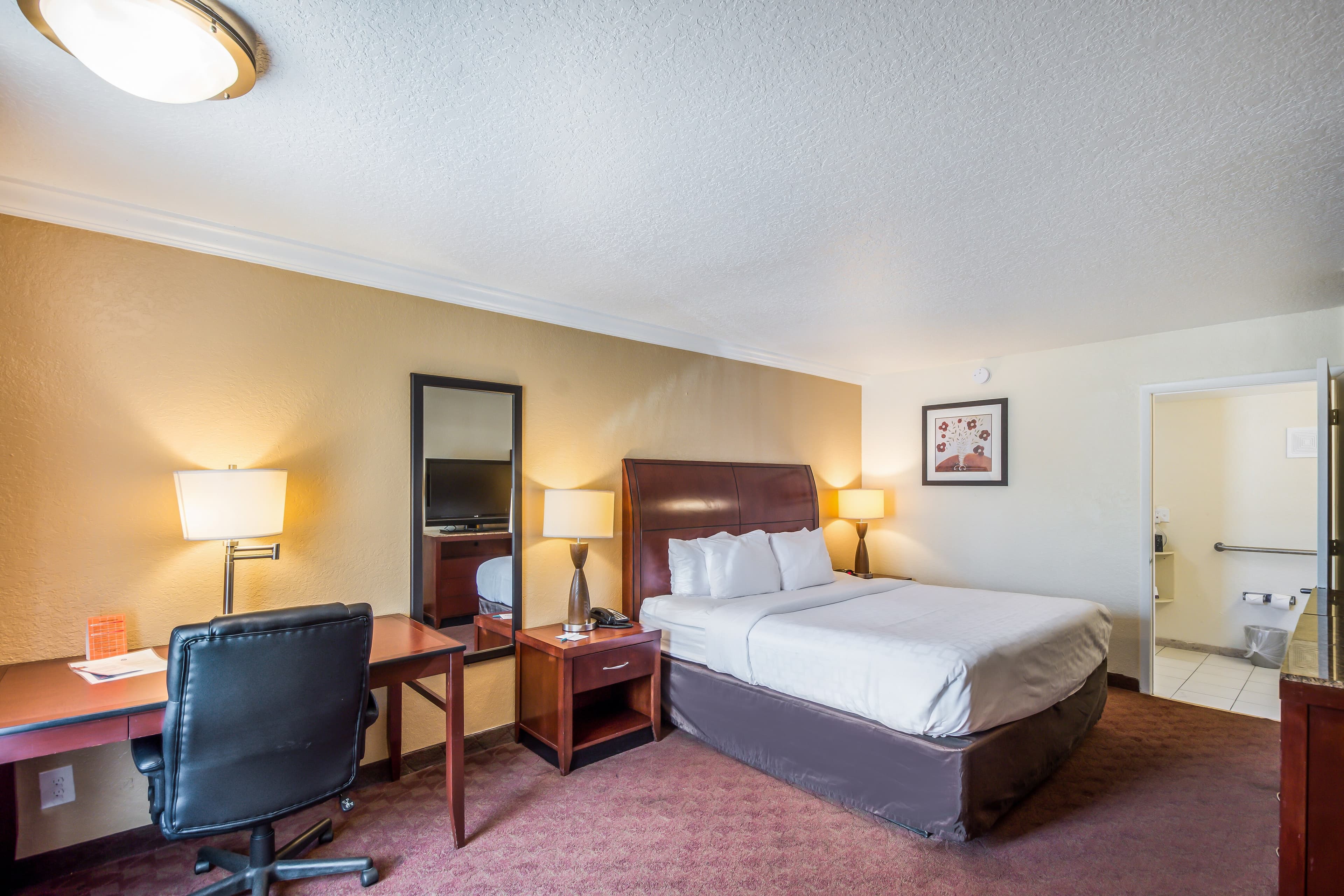 Clarion Inn & Suites Central Clearwater Beach - Image 2