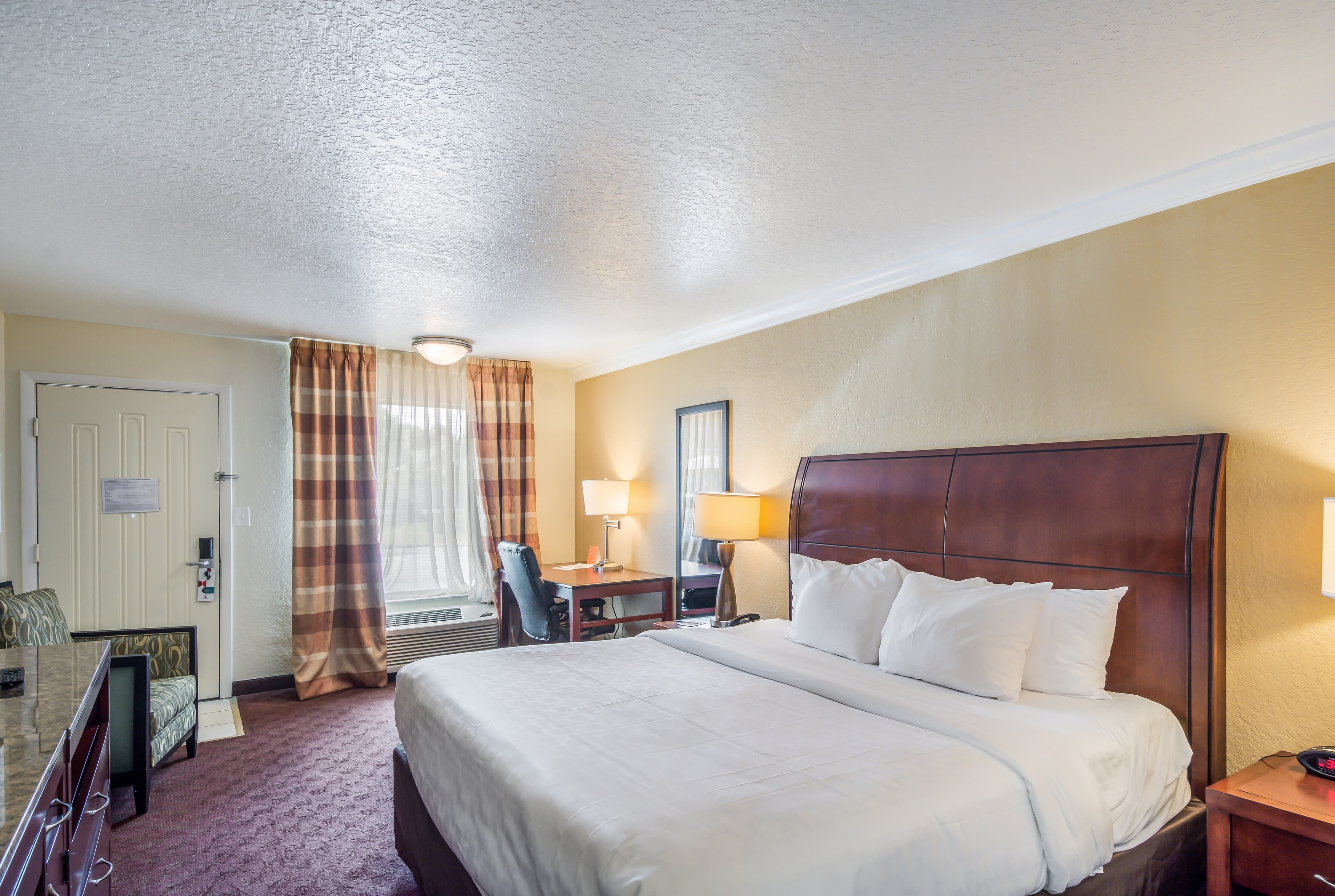 Clarion Inn & Suites Central Clearwater Beach - Image 4