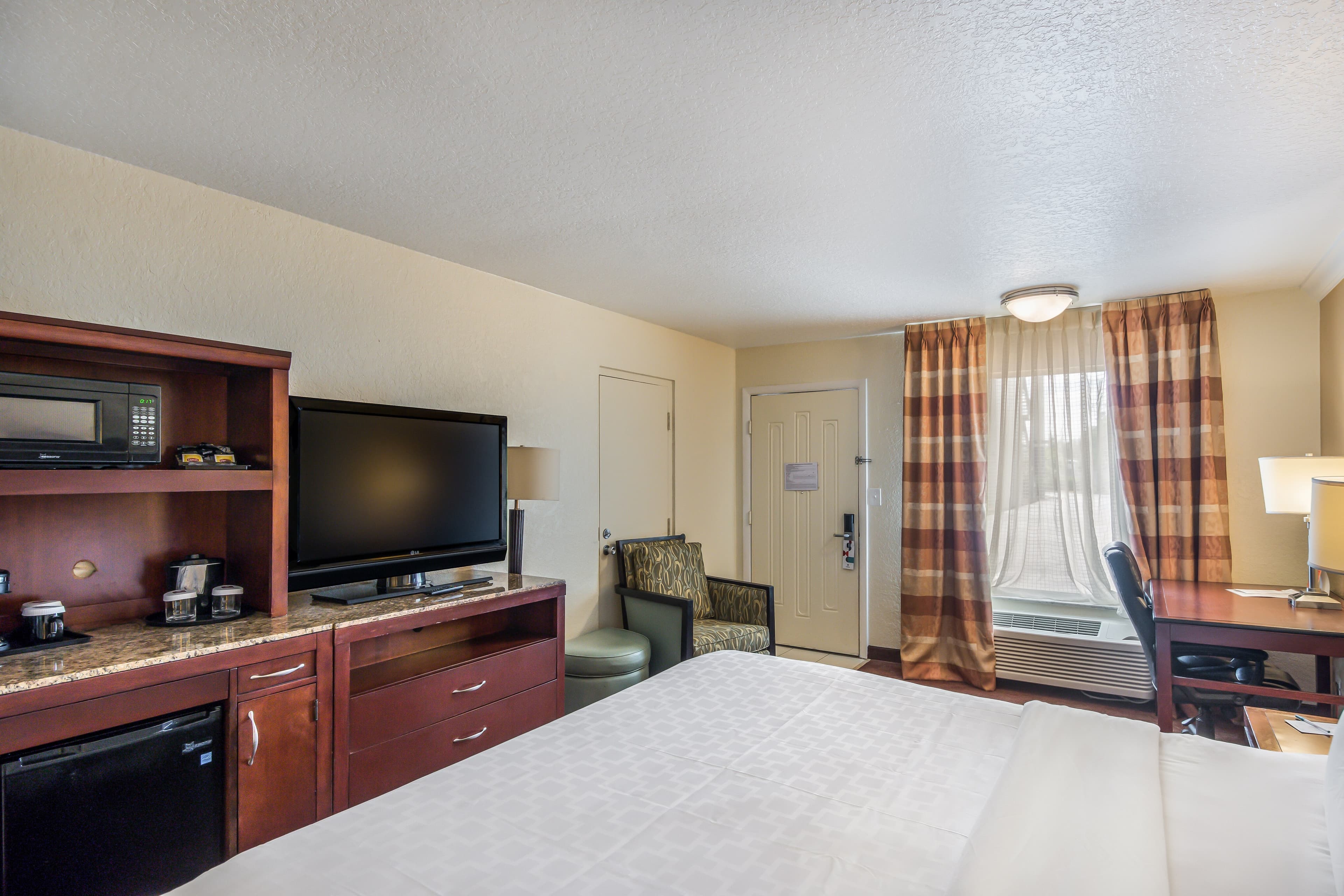Clarion Inn & Suites Central Clearwater Beach — 7