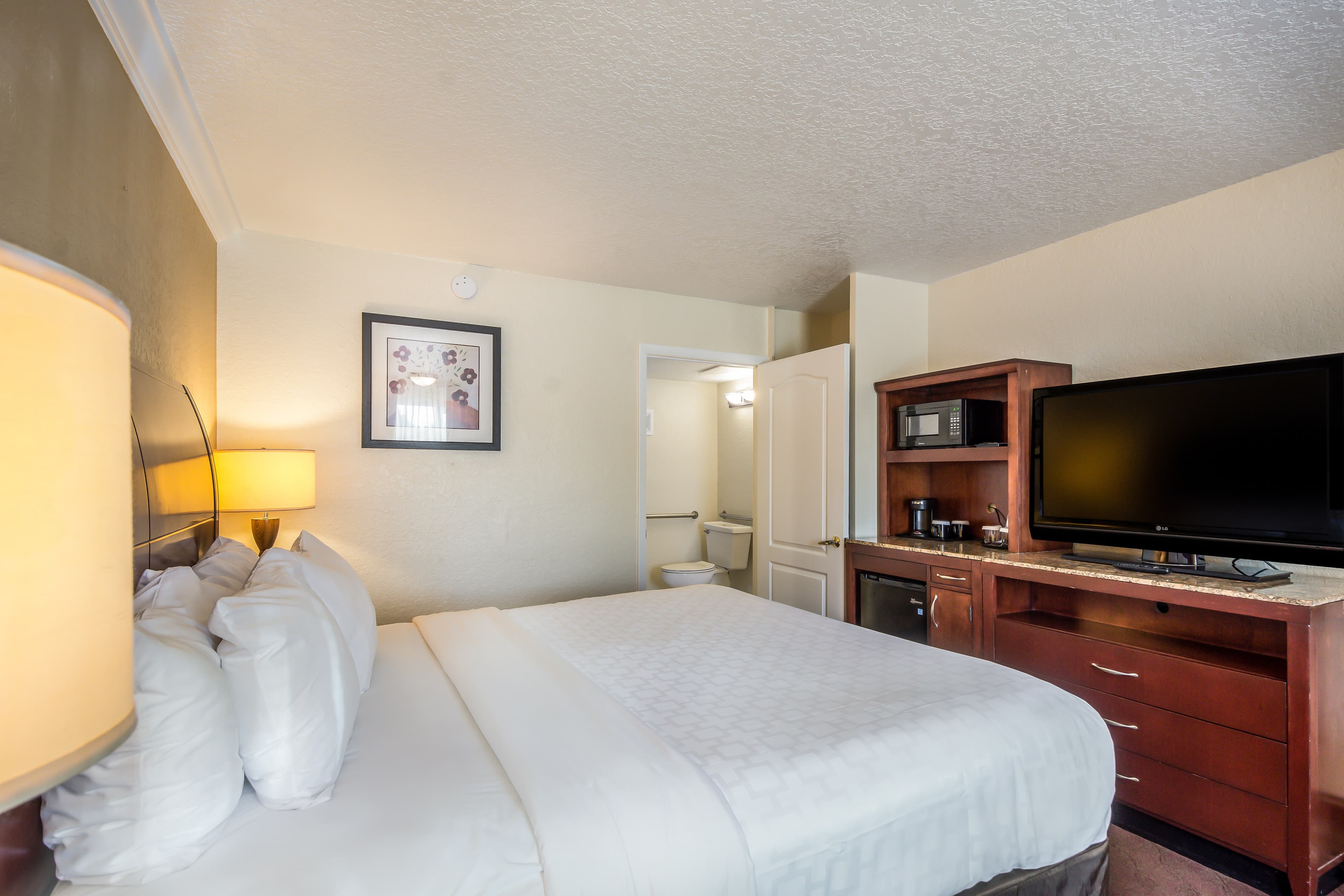 Clarion Inn & Suites Central Clearwater Beach — 8