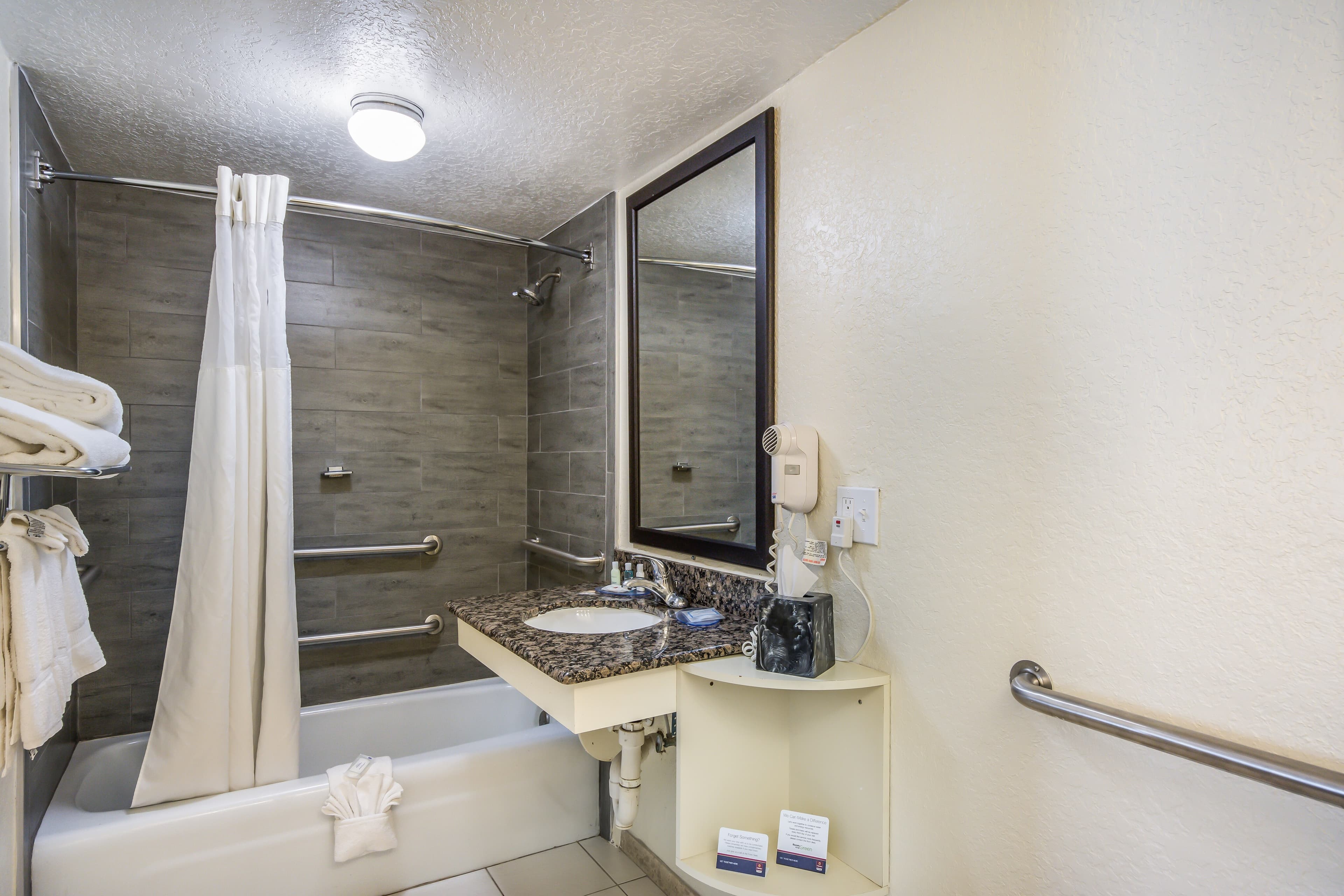 Clarion Inn & Suites Central Clearwater Beach — 9