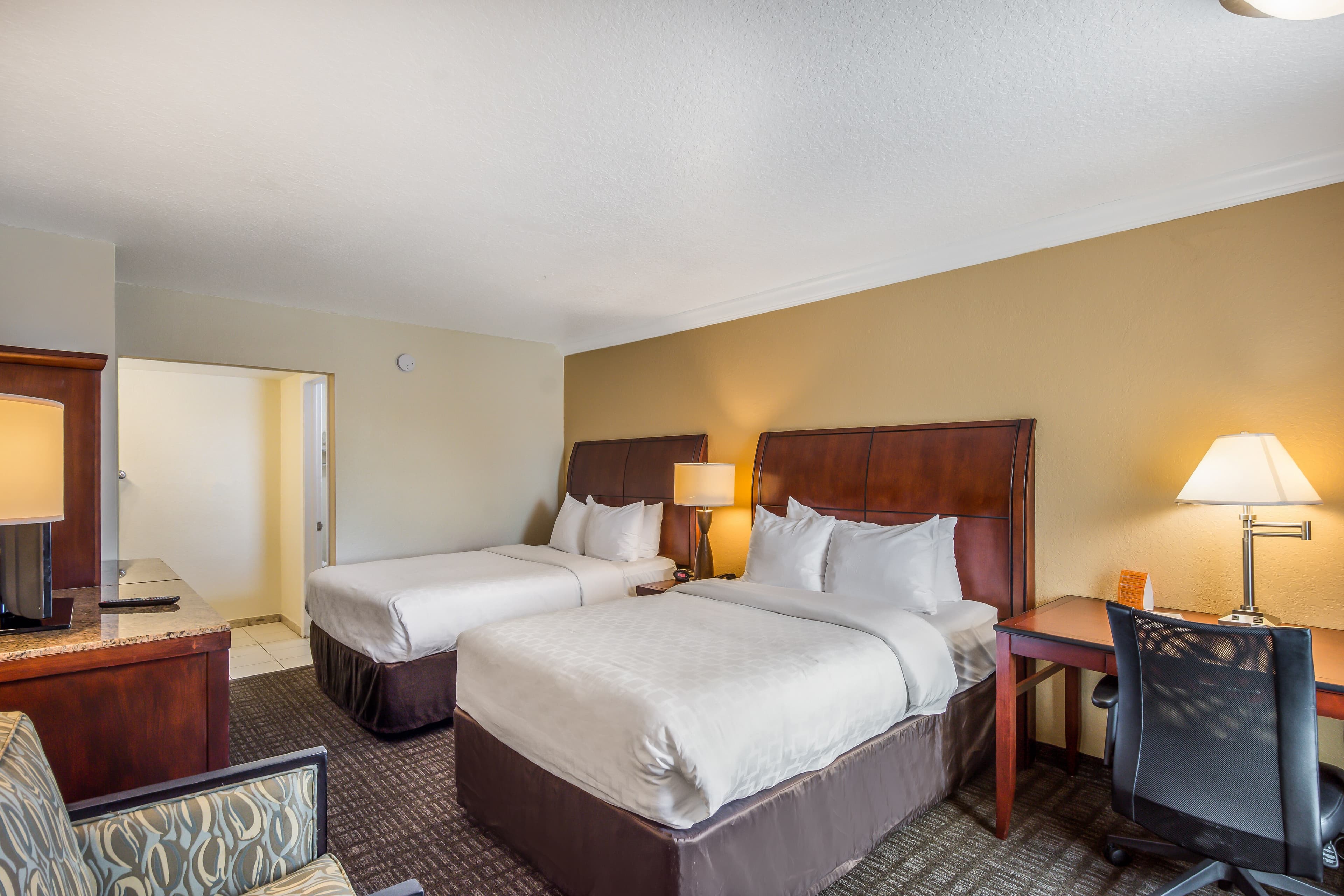 Clarion Inn & Suites Central Clearwater Beach — 11