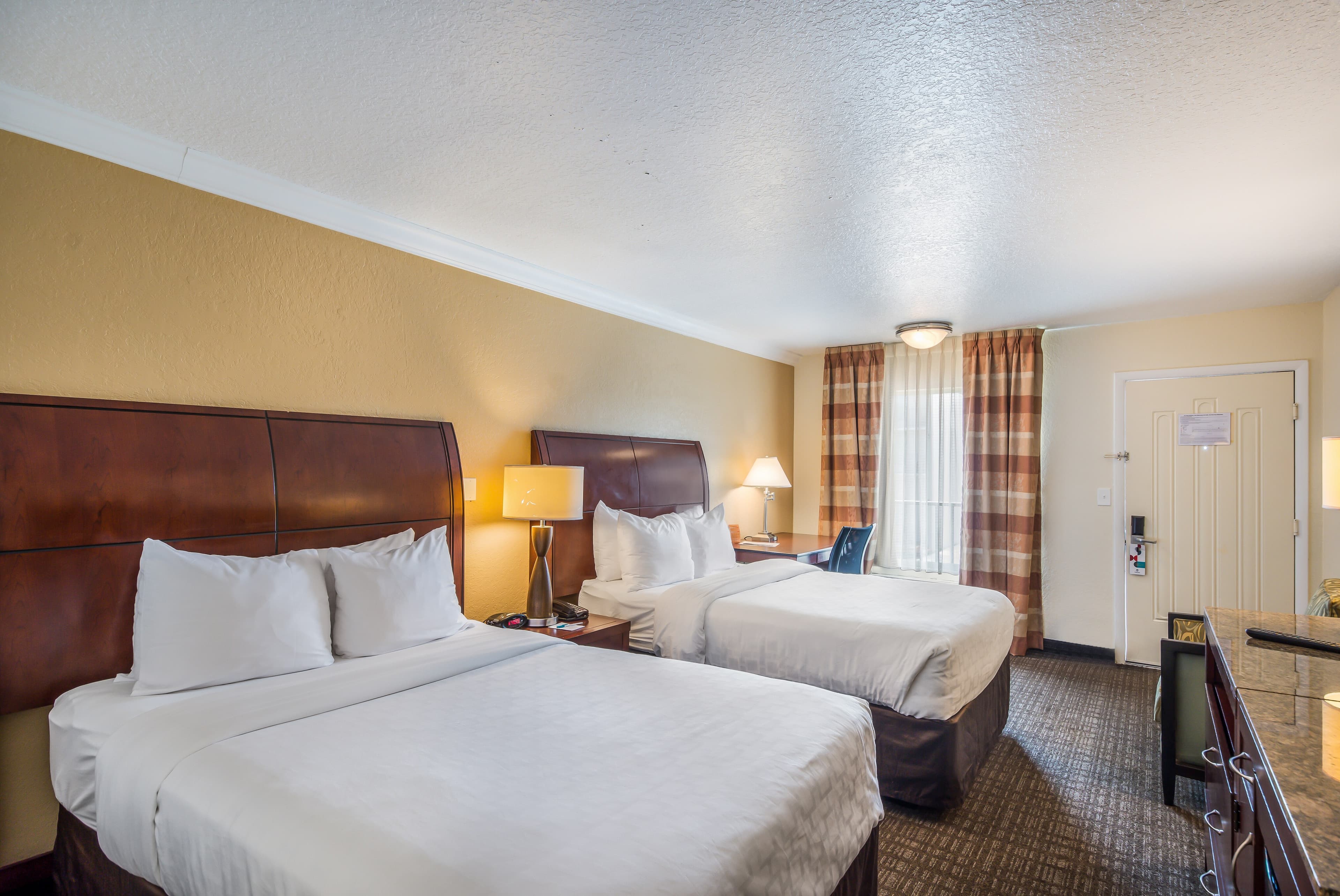 Clarion Inn & Suites Central Clearwater Beach — 14