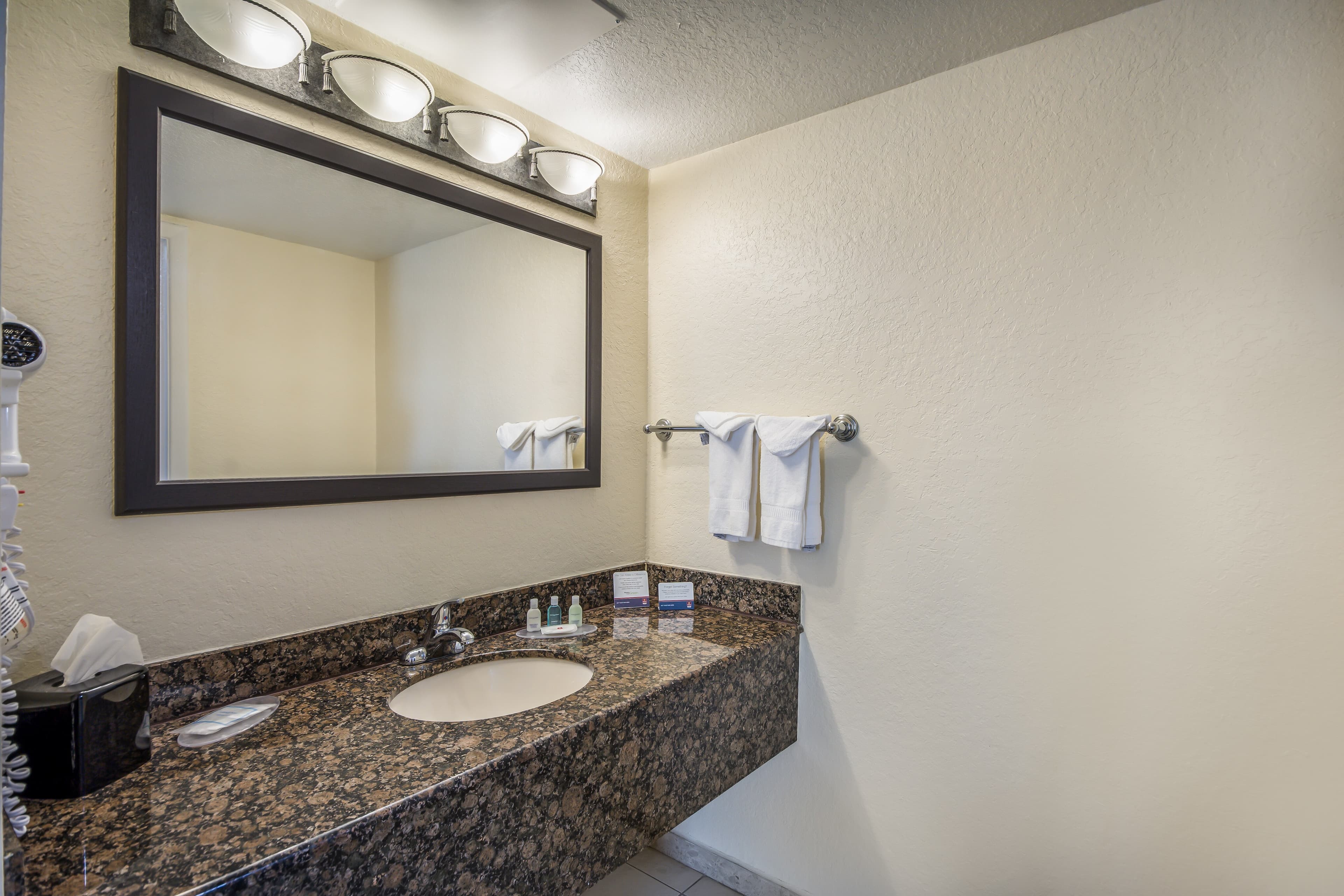 Clarion Inn & Suites Central Clearwater Beach — 17