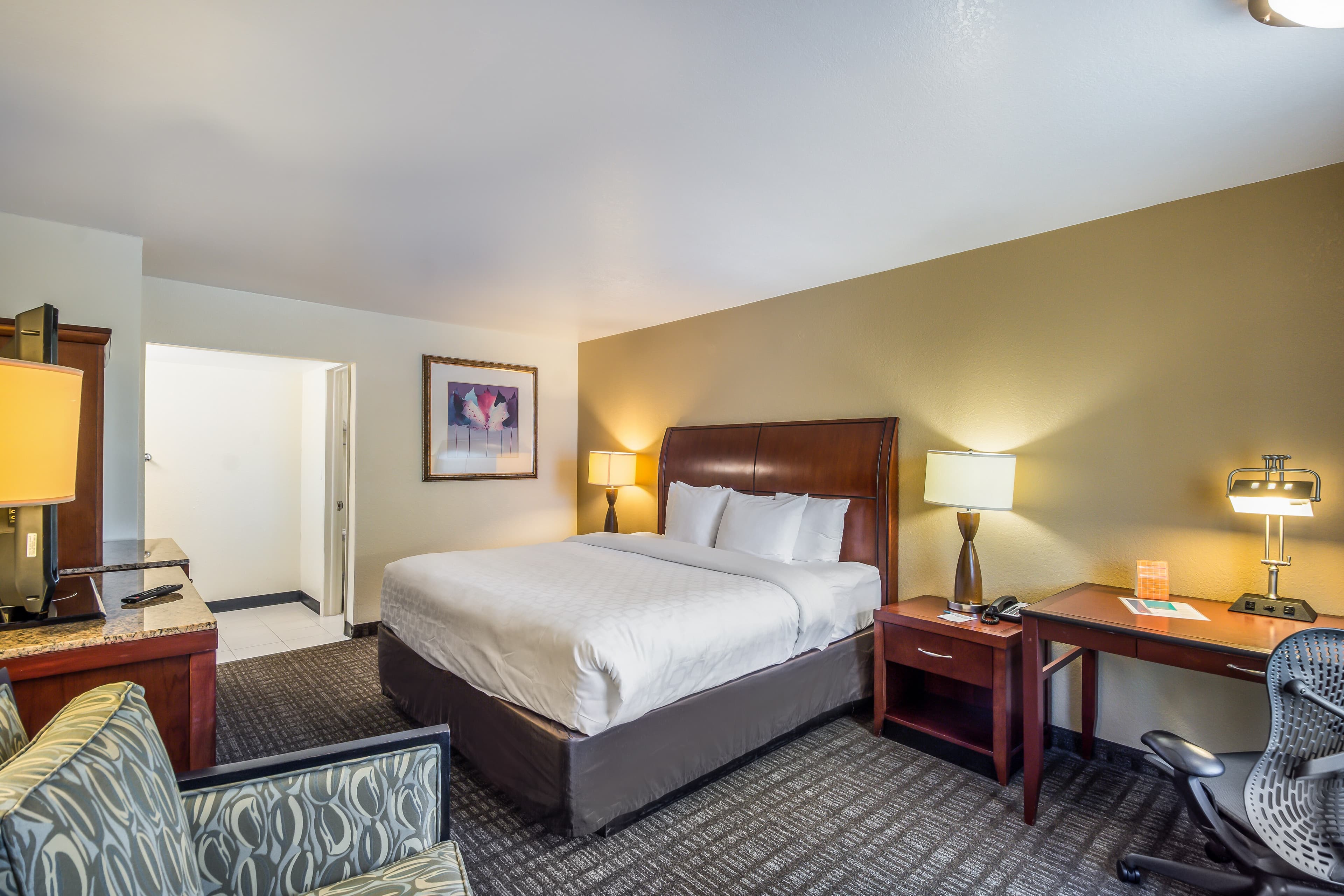 Clarion Inn & Suites Central Clearwater Beach - Image 3