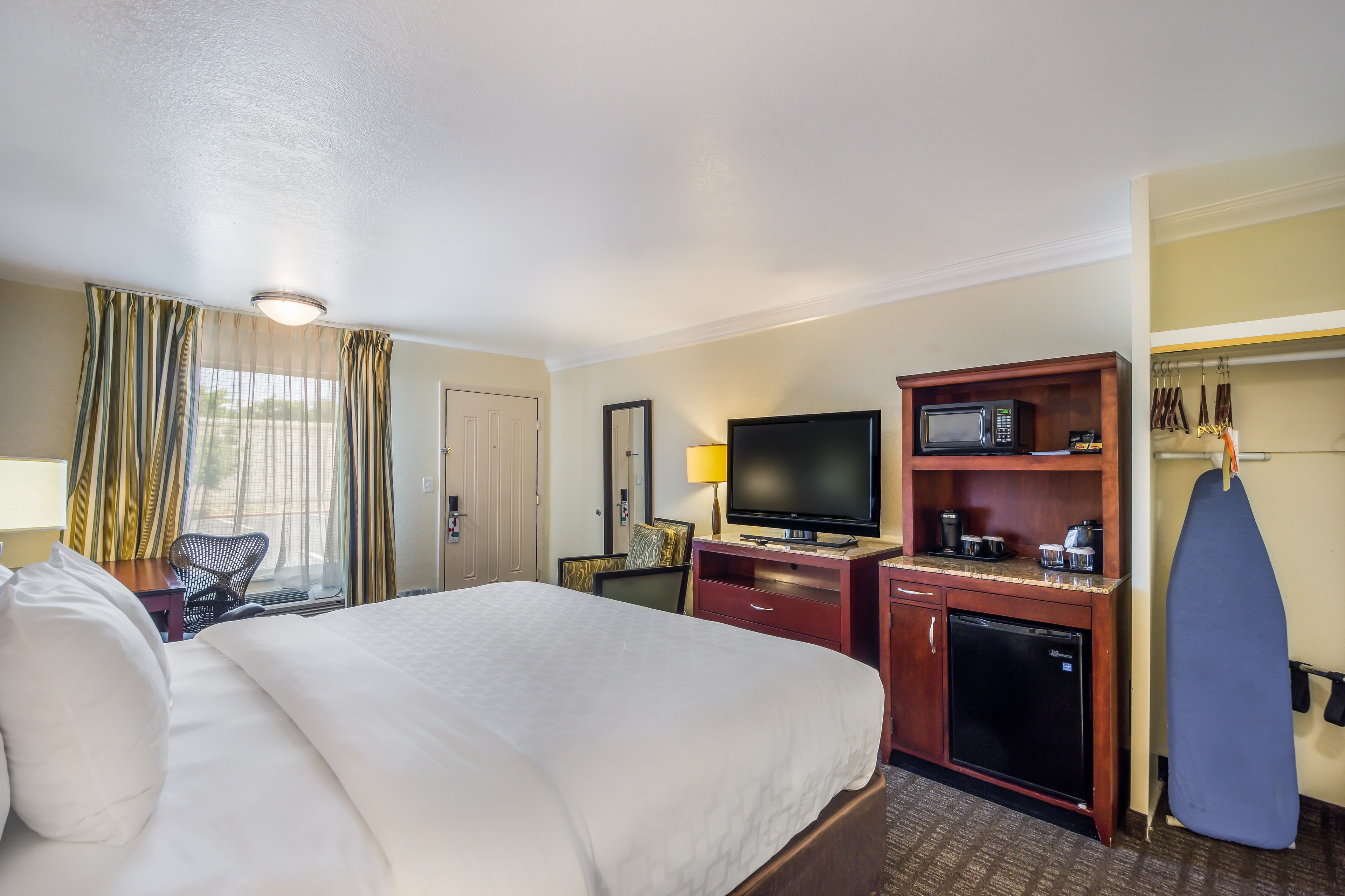 Clarion Inn & Suites Central Clearwater Beach - Image 5