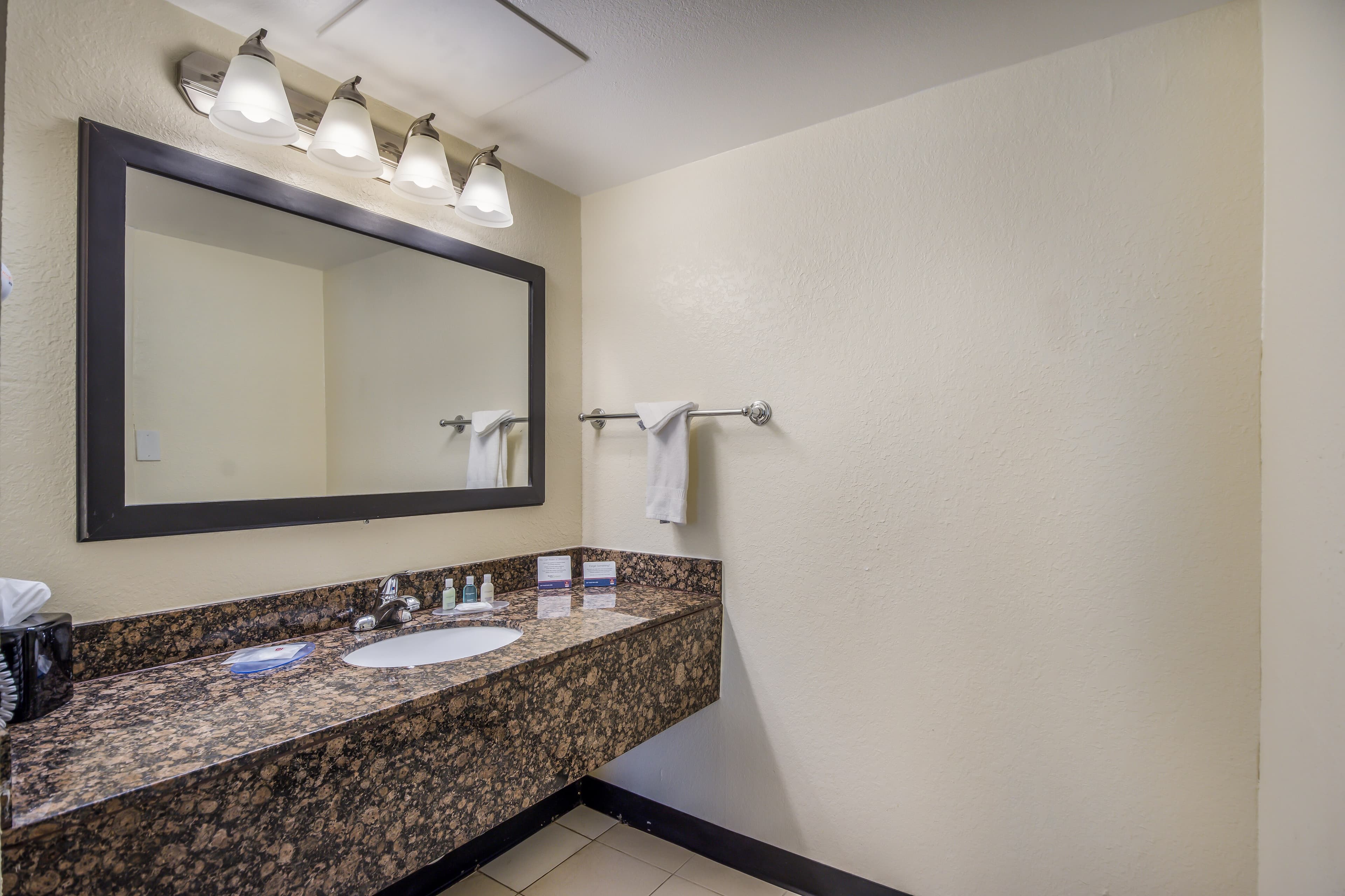 Clarion Inn & Suites Central Clearwater Beach — 18