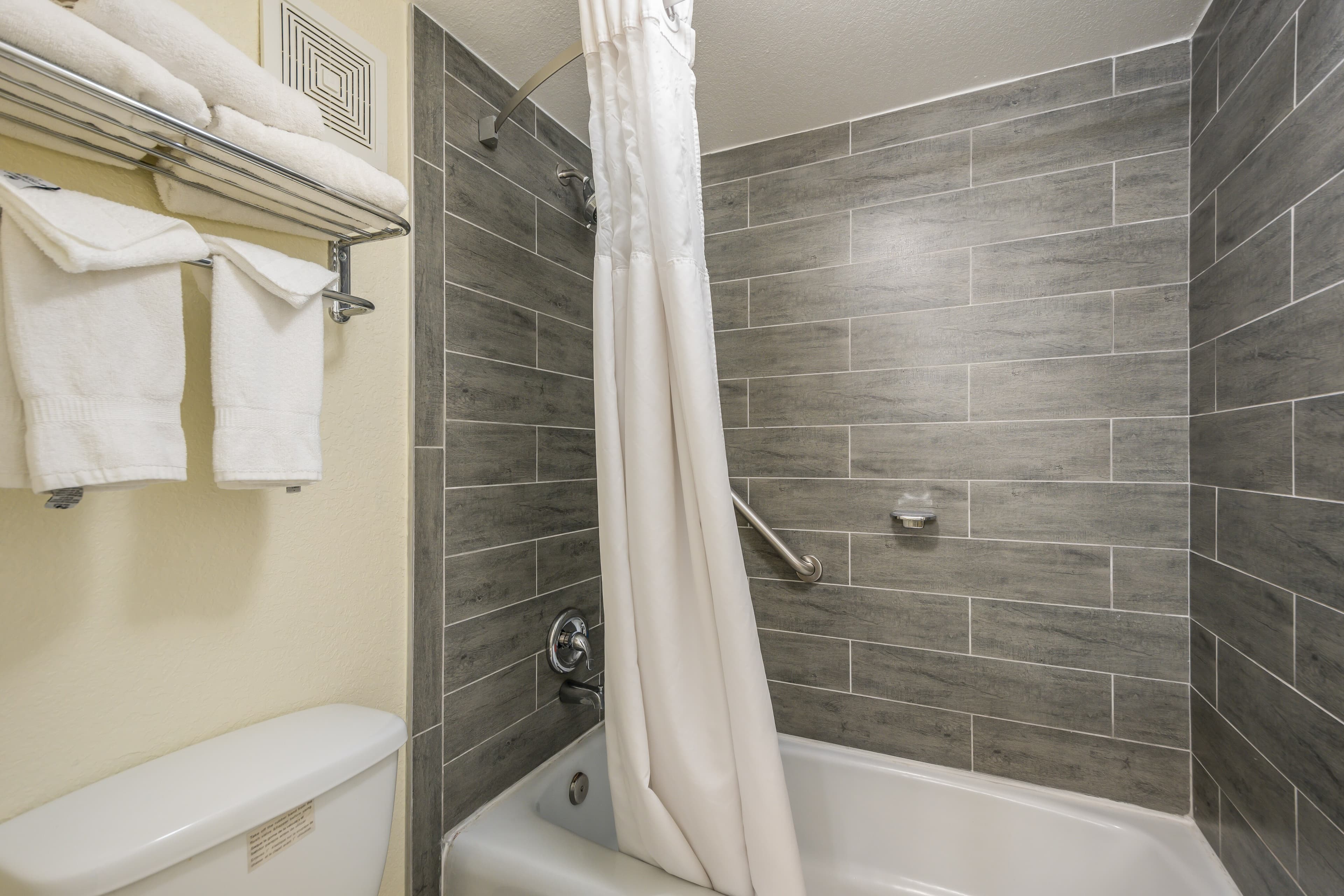 Clarion Inn & Suites Central Clearwater Beach — 20