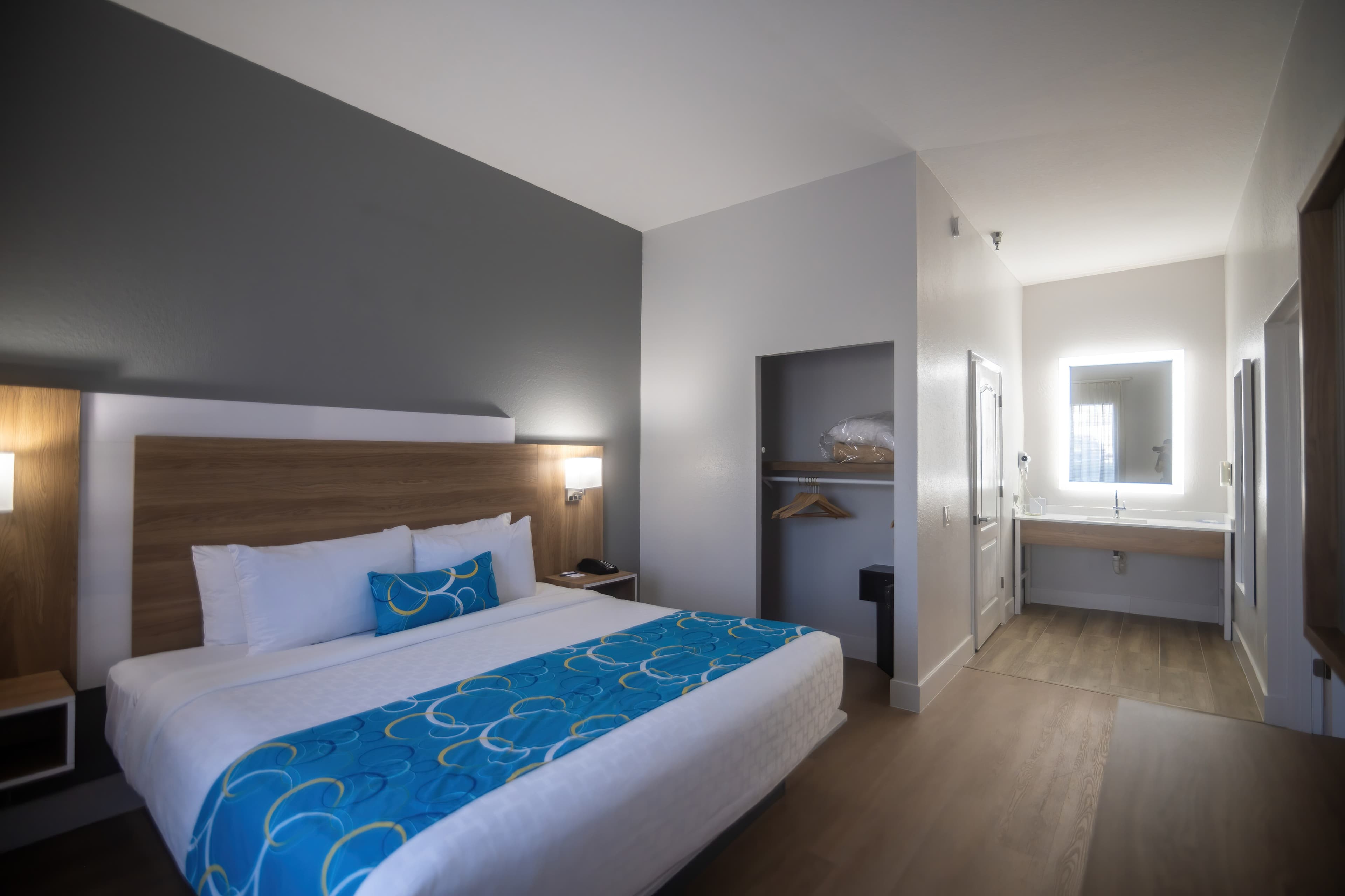 Clarion Inn & Suites Central Clearwater Beach — 67