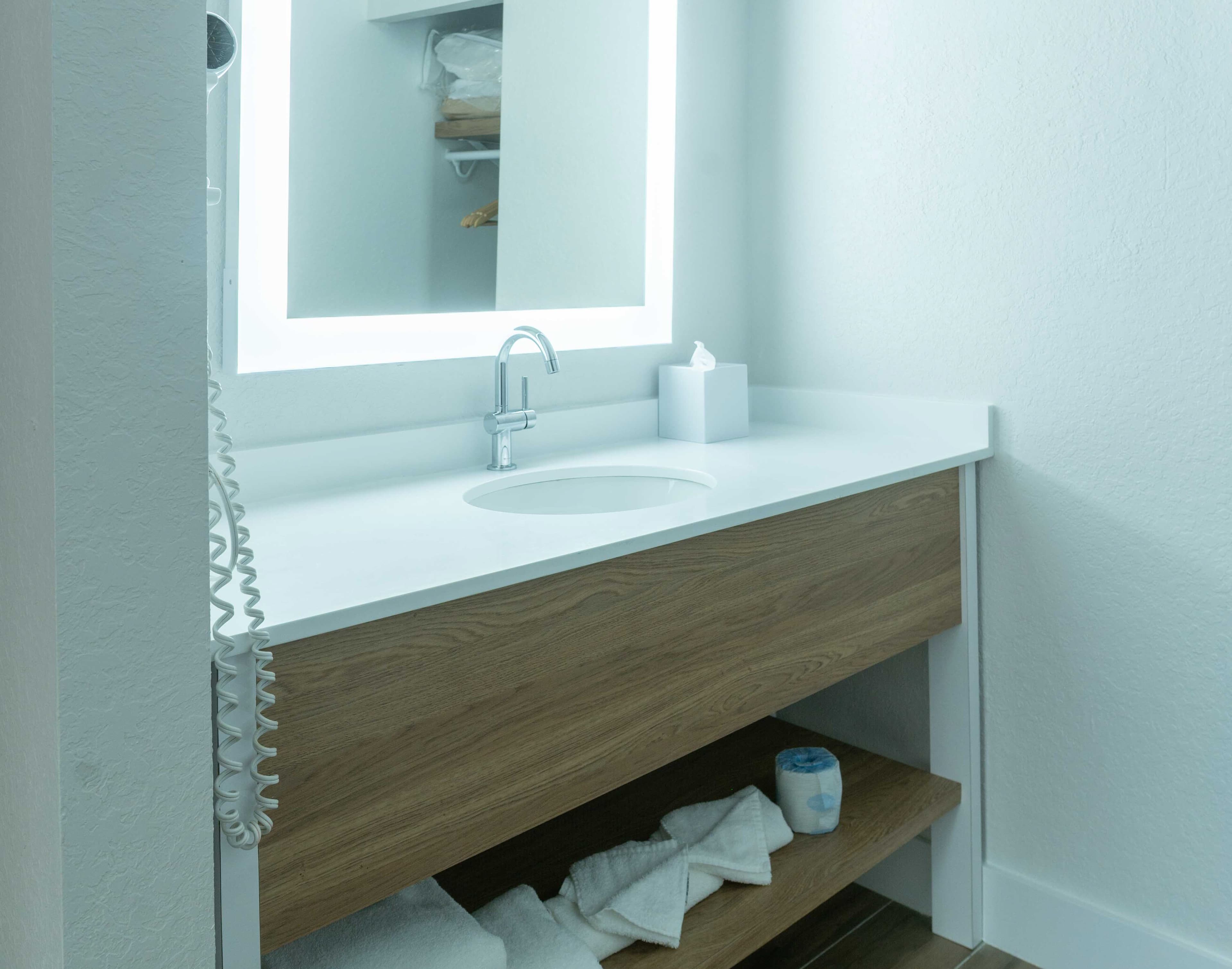 Clarion Inn & Suites Central Clearwater Beach — 62
