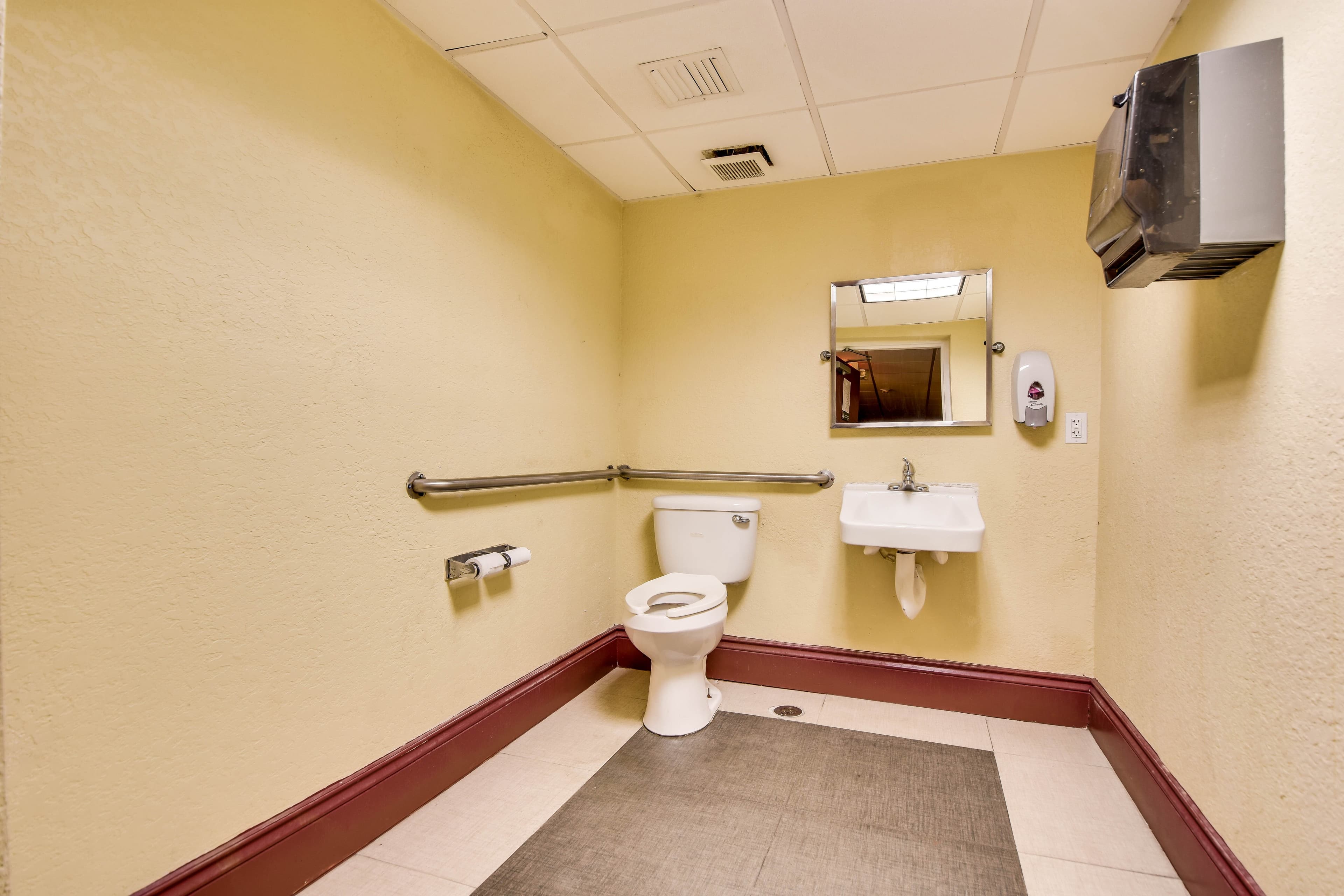 Econo Lodge Tampa near Busch Gardens — 6
