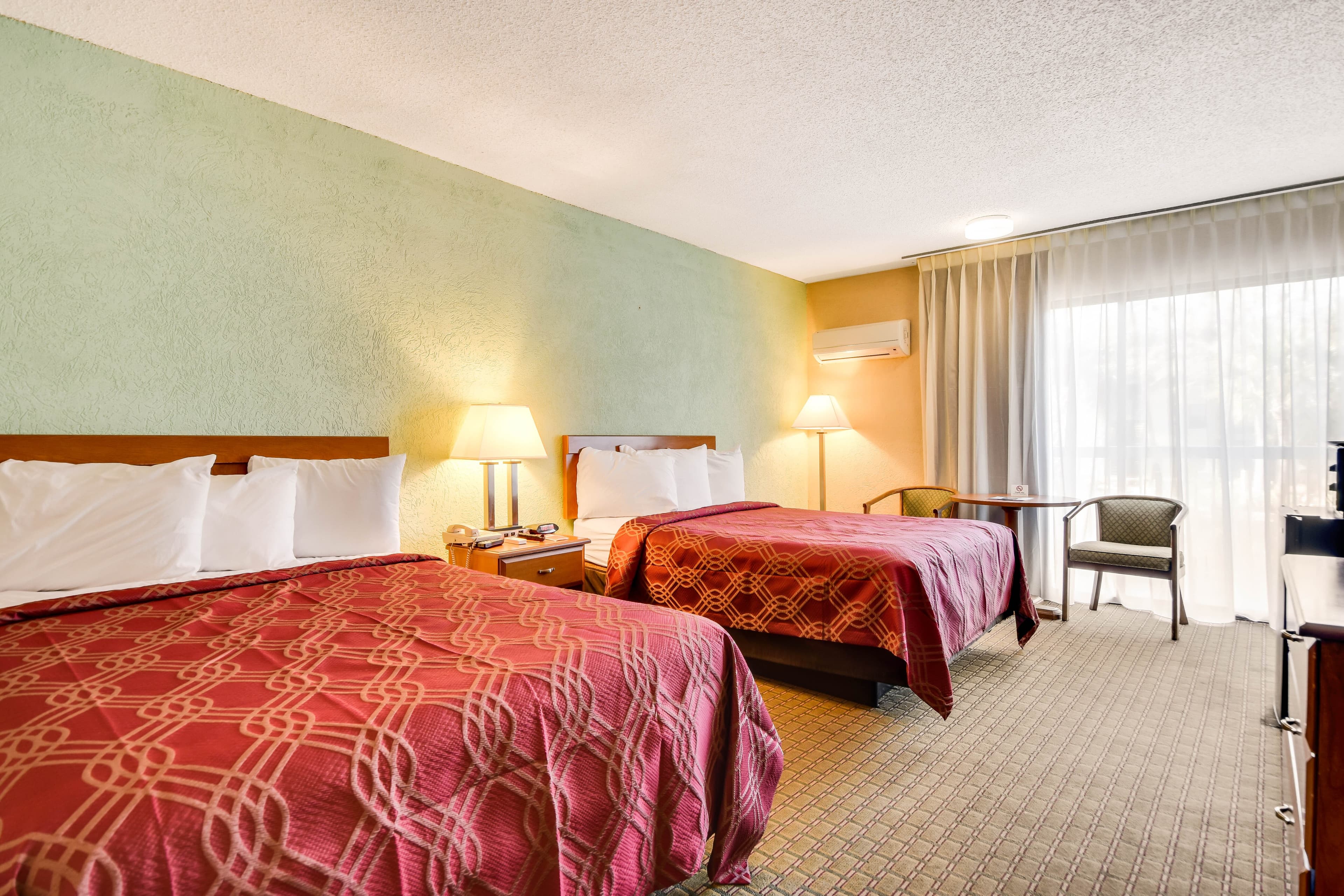 Econo Lodge Tampa near Busch Gardens — 8