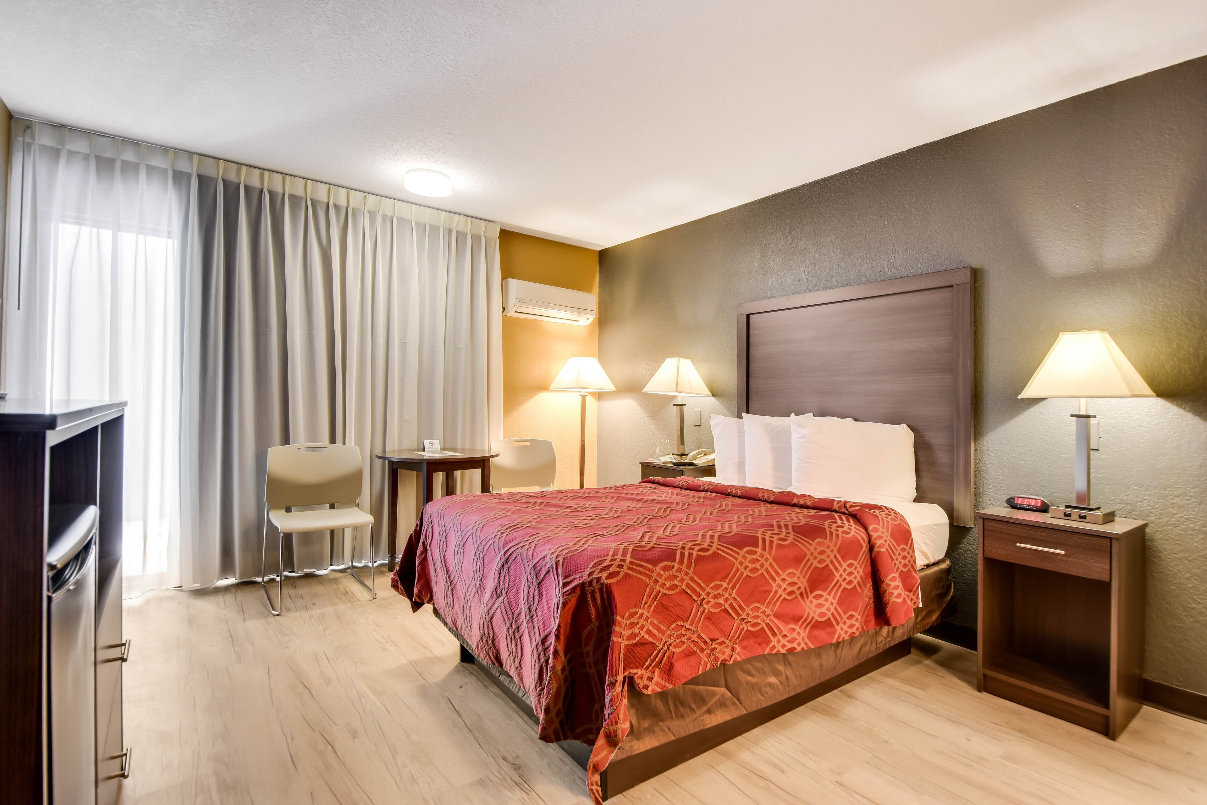 Econo Lodge Tampa near Busch Gardens - Image 2