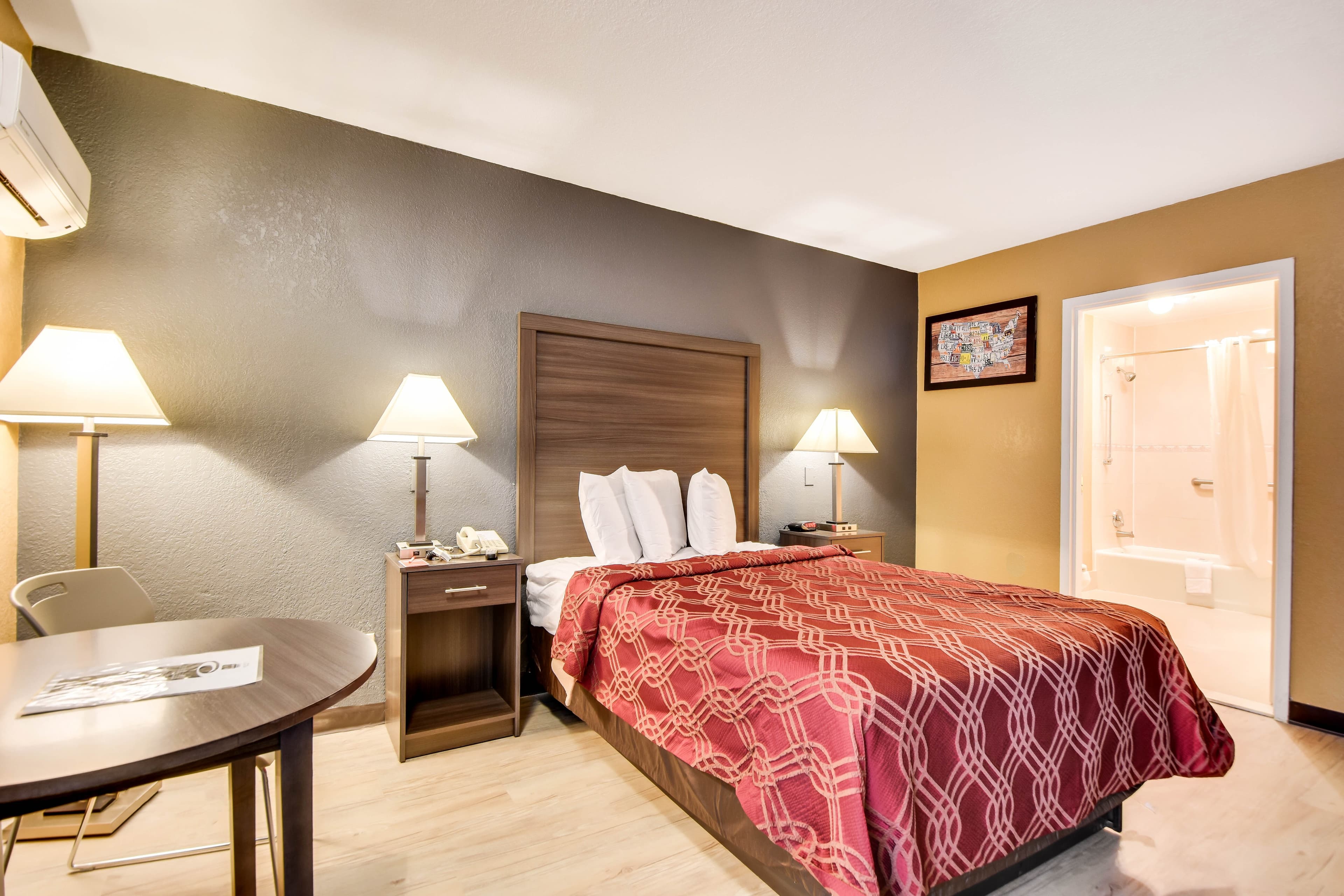 Econo Lodge Tampa near Busch Gardens - Image 3