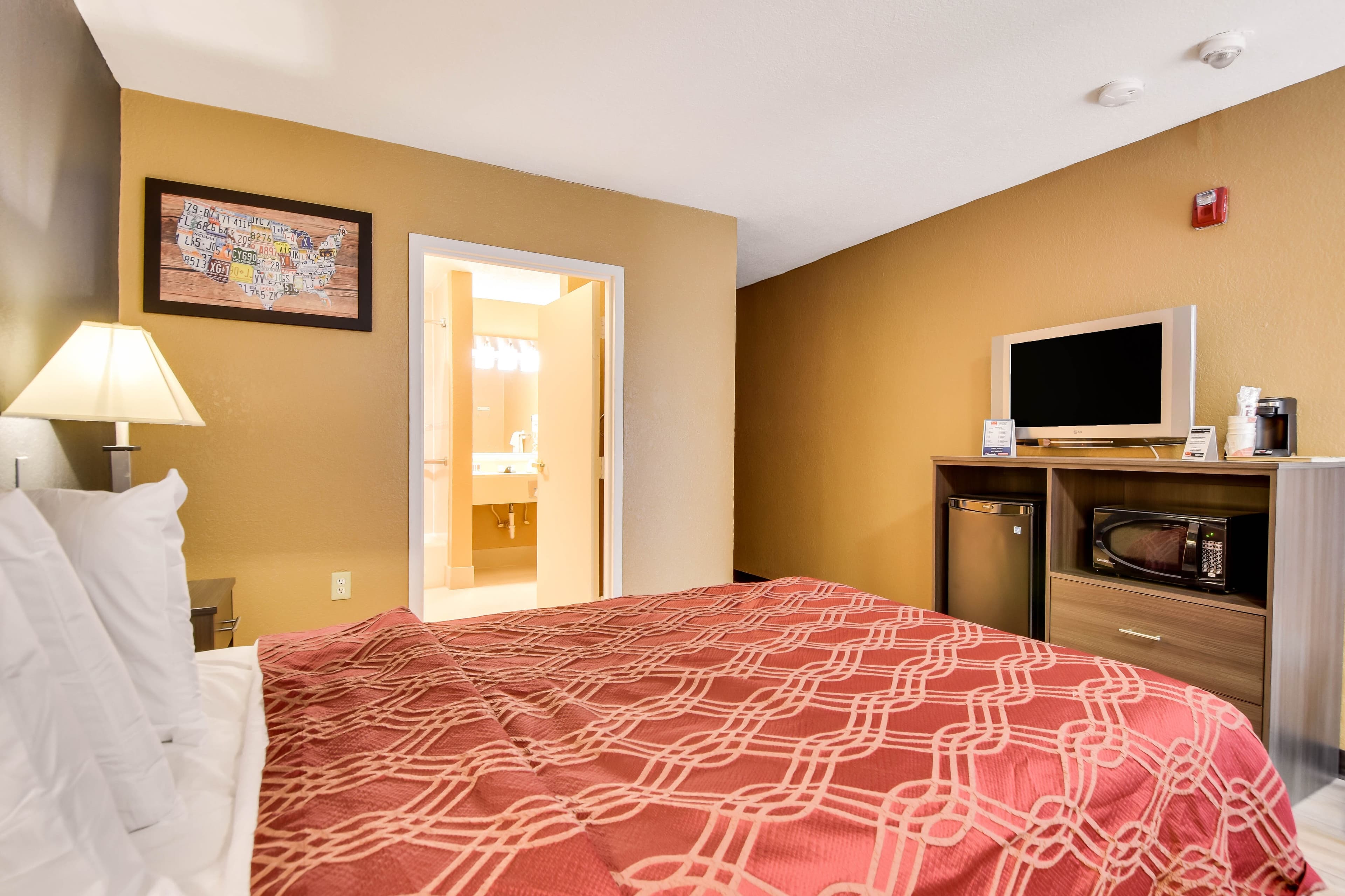 Econo Lodge Tampa near Busch Gardens - Image 4