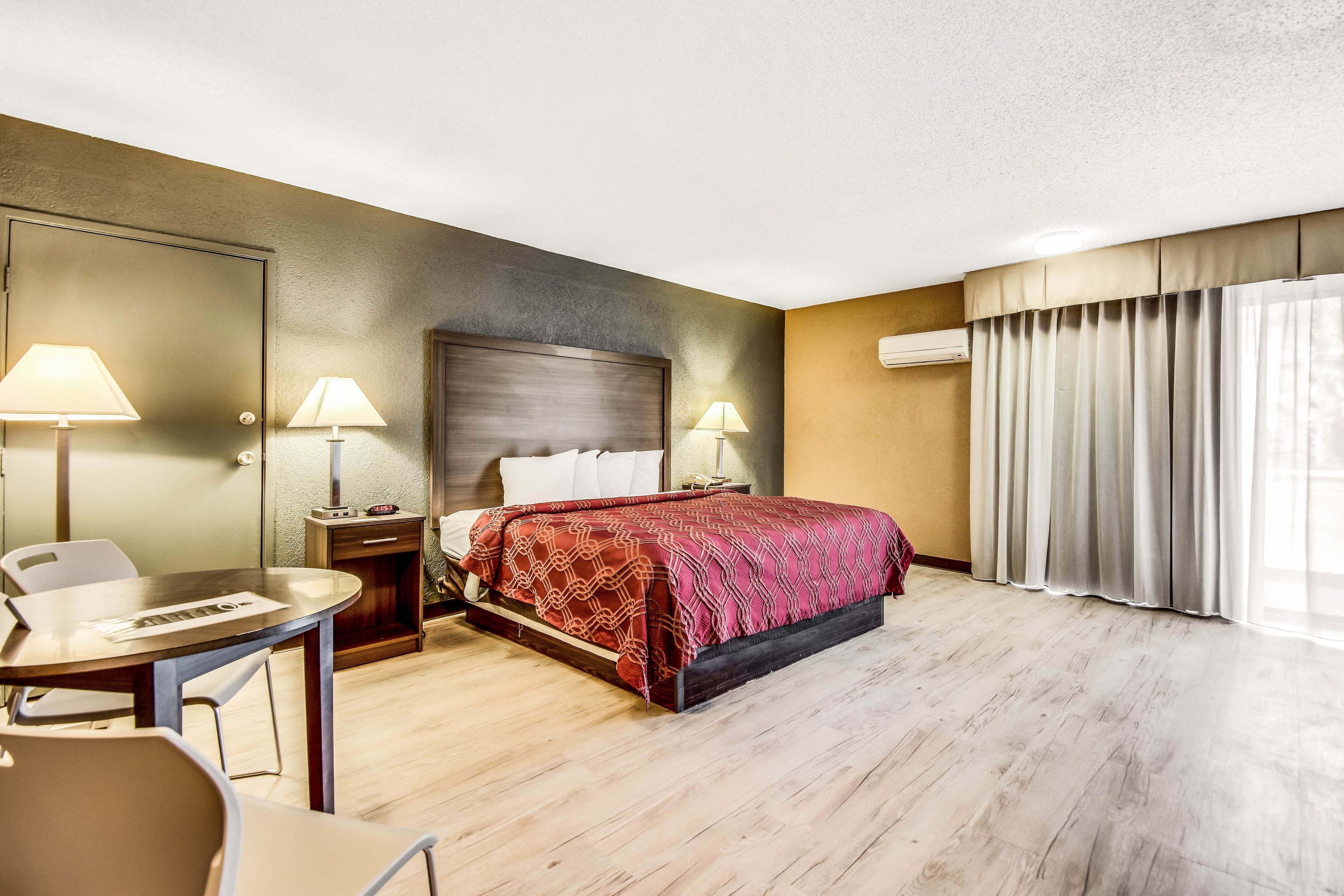 Econo Lodge Tampa near Busch Gardens - Image 5