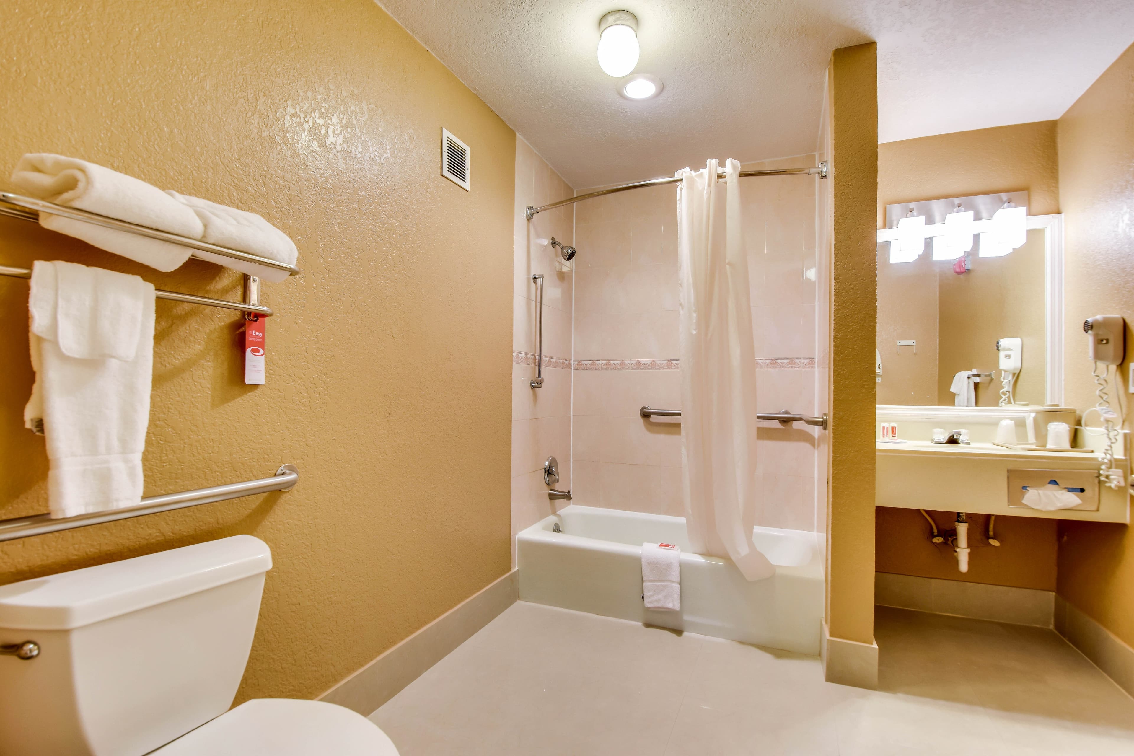 Econo Lodge Tampa near Busch Gardens — 7